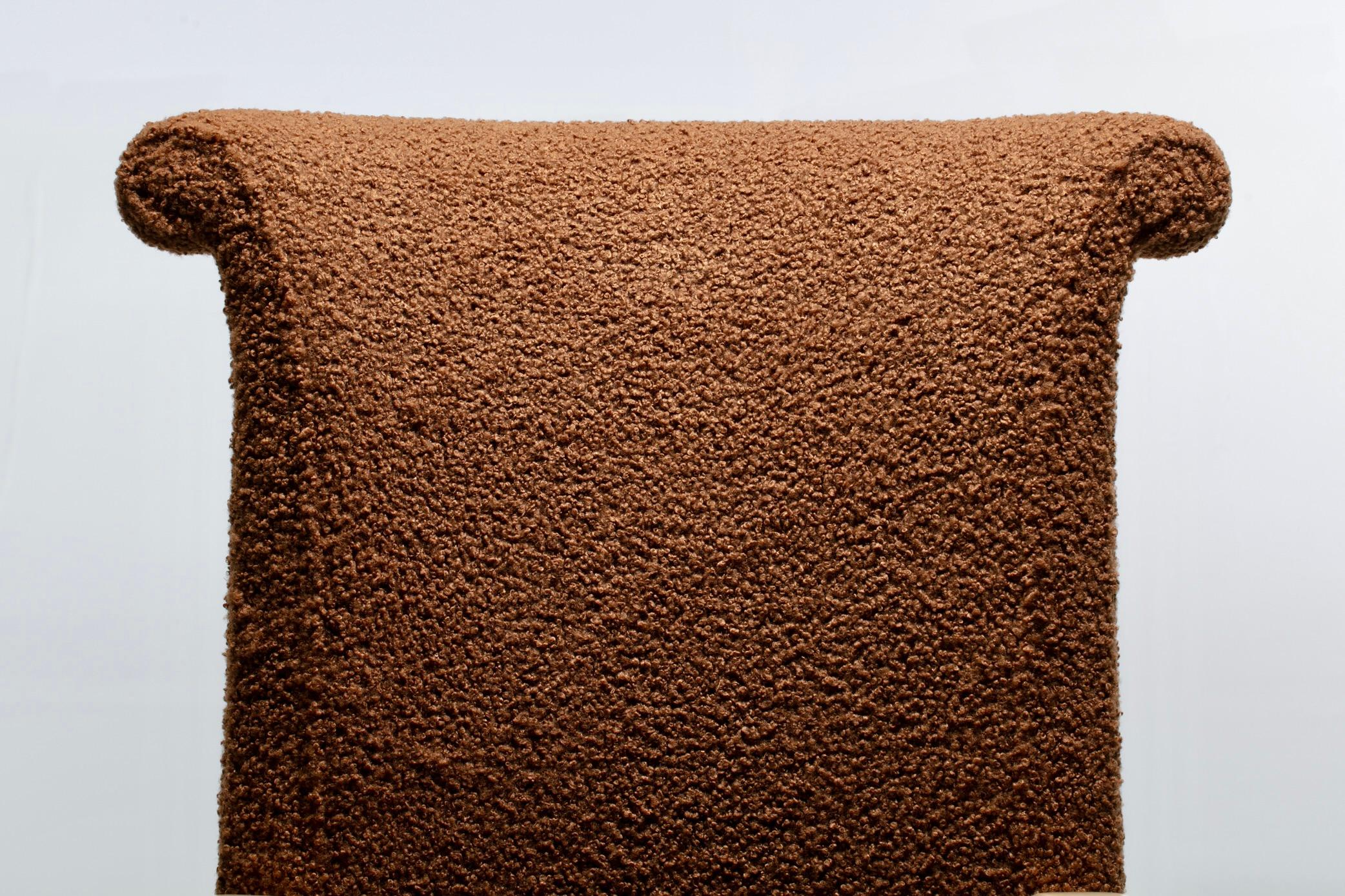 Pareja de Sillones Direccionales de Respaldo Alto en Bouclé Café con Brazos de Madera Blanqueada en venta 8
