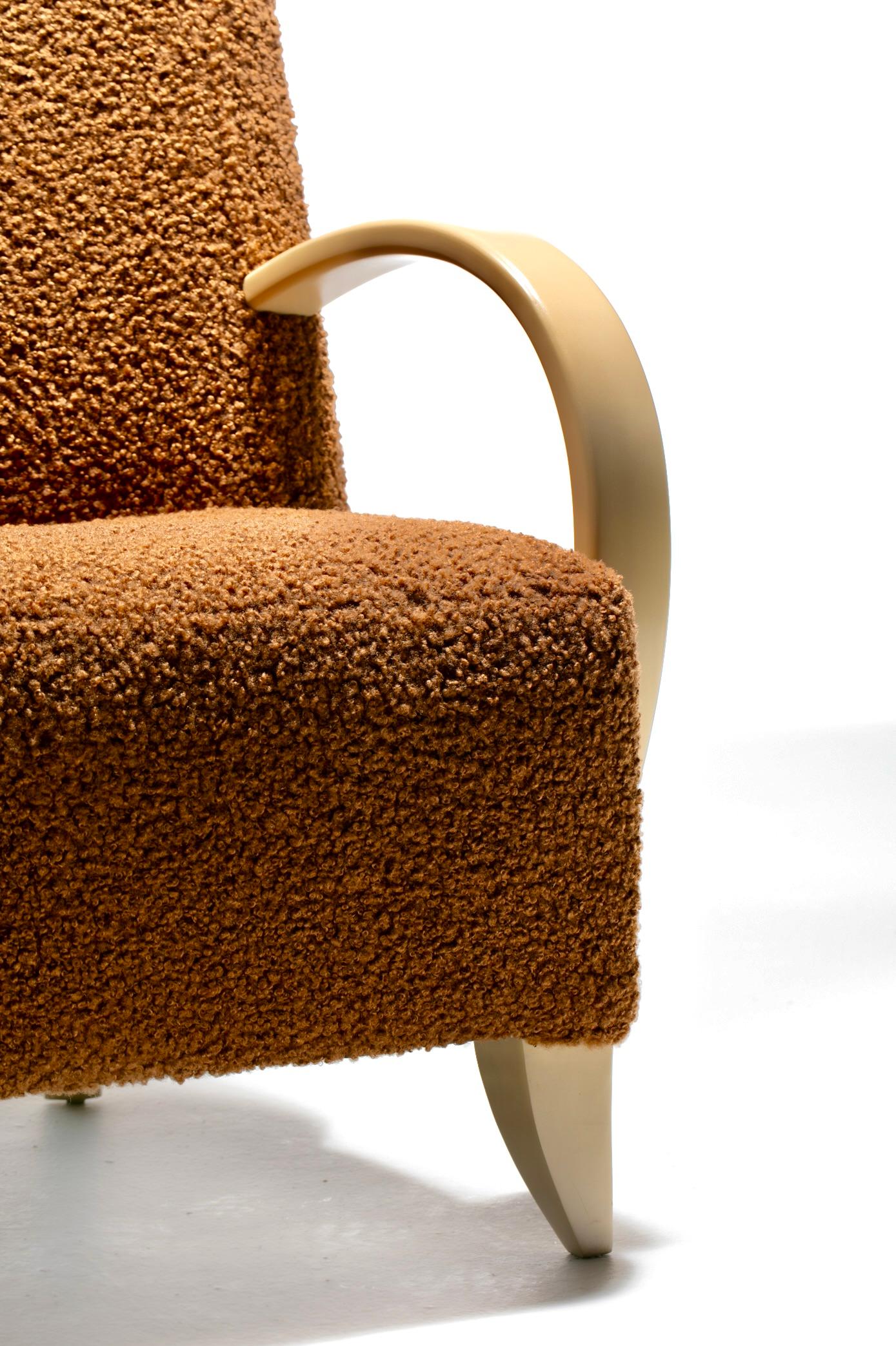 Pareja de Sillones Direccionales de Respaldo Alto en Bouclé Café con Brazos de Madera Blanqueada en venta 11