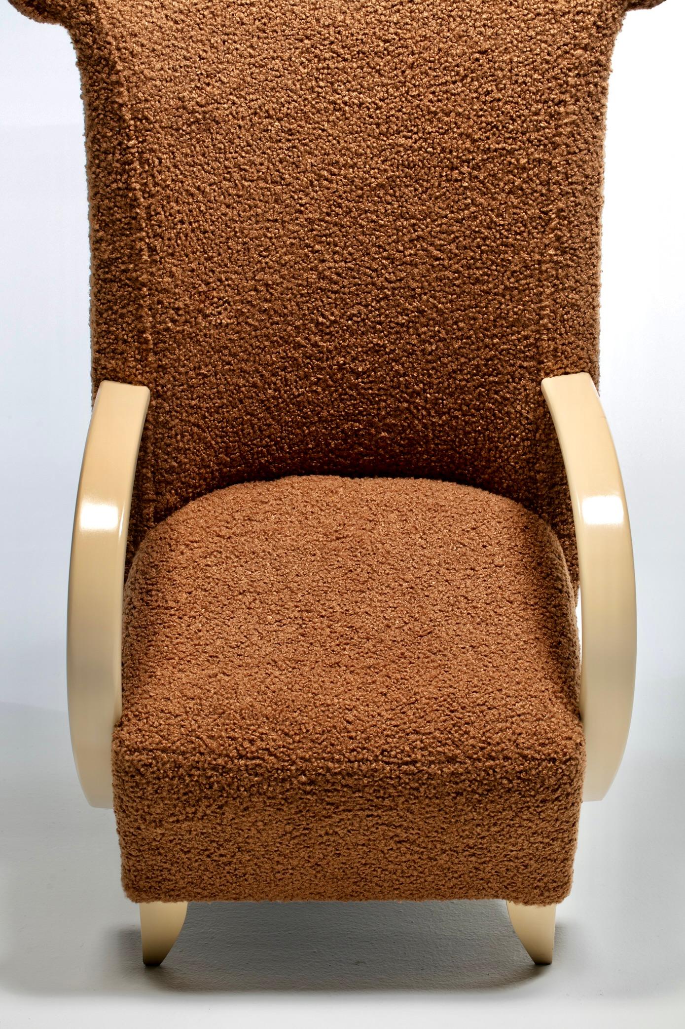 Pareja de Sillones Direccionales de Respaldo Alto en Bouclé Café con Brazos de Madera Blanqueada en venta 12