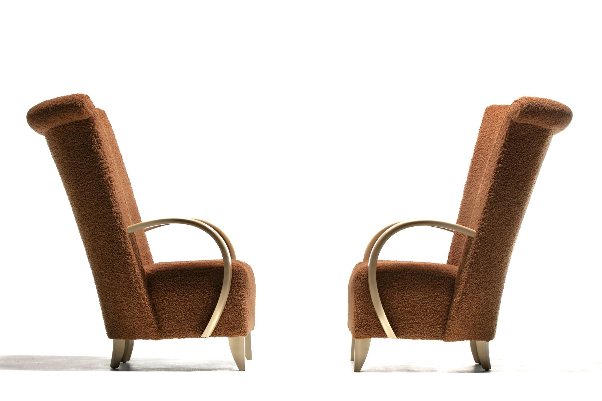 Estos sillones Directional, con sus altos respaldos curvados y asientos afelpados, son la encarnación postmoderna del clásico sillón con respaldo de ala. A diferencia de las sillas de respaldo tradicional con un perfil más pesado, aquí la silueta se