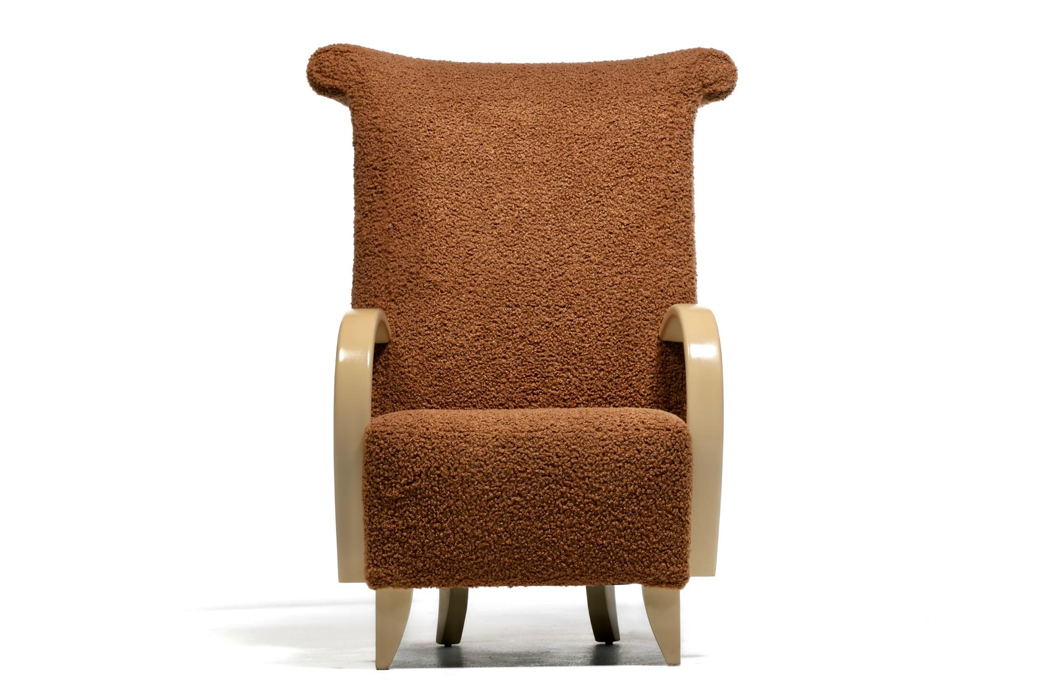 Pareja de Sillones Direccionales de Respaldo Alto en Bouclé Café con Brazos de Madera Blanqueada en Bueno estado para la venta en Saint Louis, MO