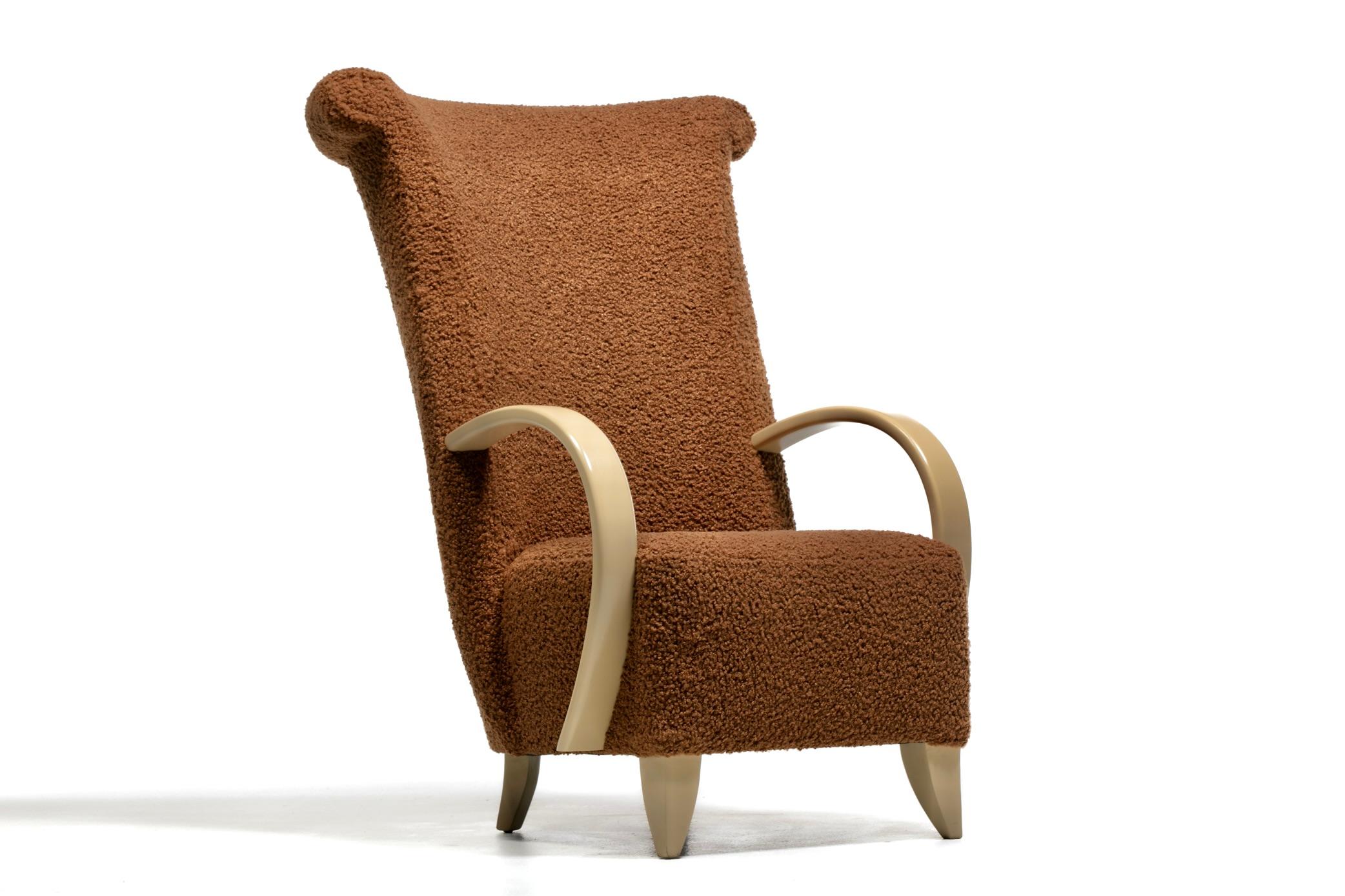 Pareja de Sillones Direccionales de Respaldo Alto en Bouclé Café con Brazos de Madera Blanqueada finales del siglo XX en venta