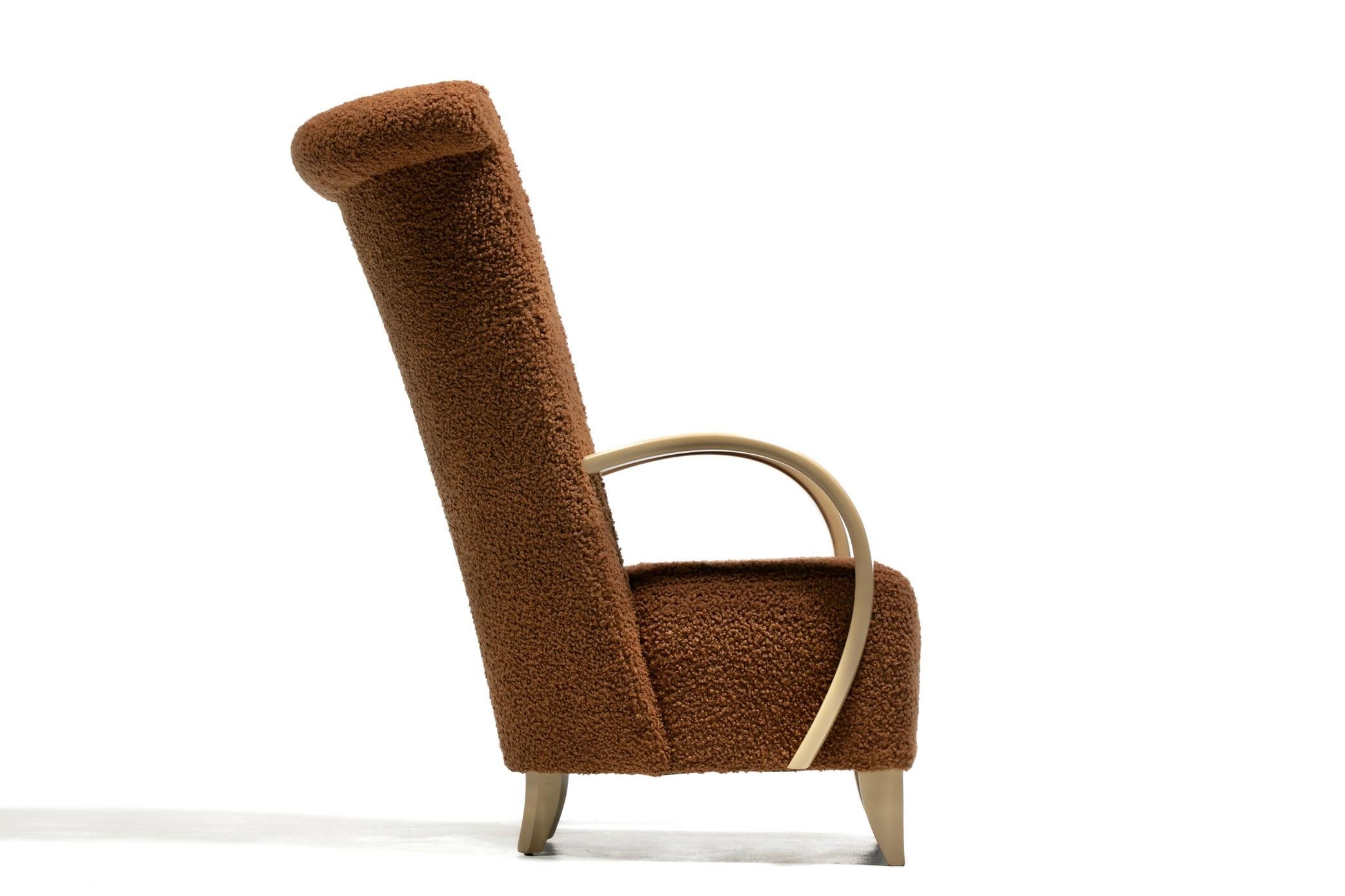 Pareja de Sillones Direccionales de Respaldo Alto en Bouclé Café con Brazos de Madera Blanqueada en venta 1