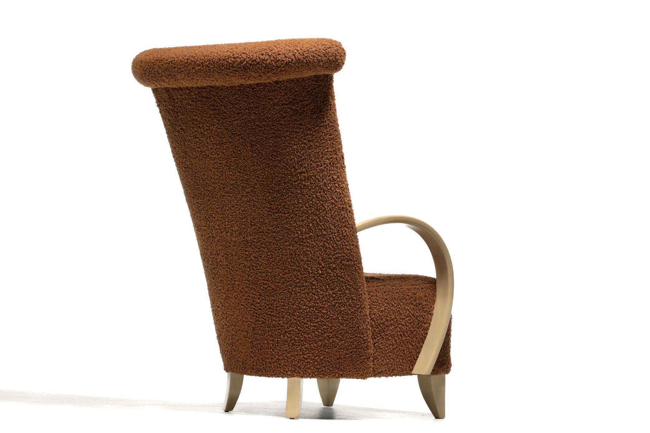Pareja de Sillones Direccionales de Respaldo Alto en Bouclé Café con Brazos de Madera Blanqueada en venta 2
