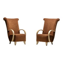 Coppia di poltrone Directional con schienale alto in Bouclé Café e braccioli in Wood sbiancato