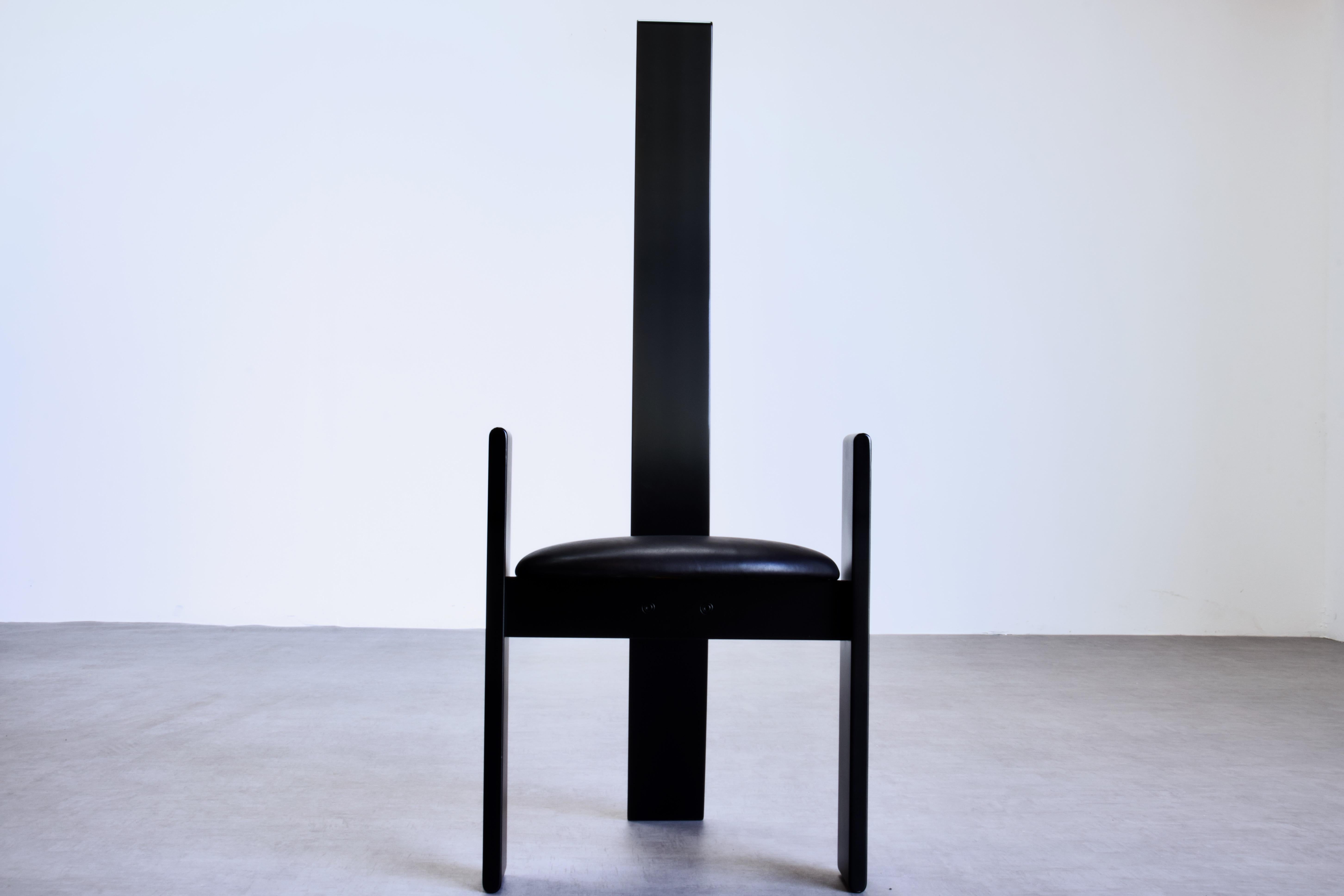 Zwei atemberaubende SD51 Golem-Stühle mit hoher Rückenlehne von Vico Magistretti für Poggi, 1969 Italien. Dieser postmoderne Stuhl spielt mit der Ästhetik des Mid-Century Modern von Carlo, Afra und Tobia Scarpa. 

Die Stühle sind aus gebogenem