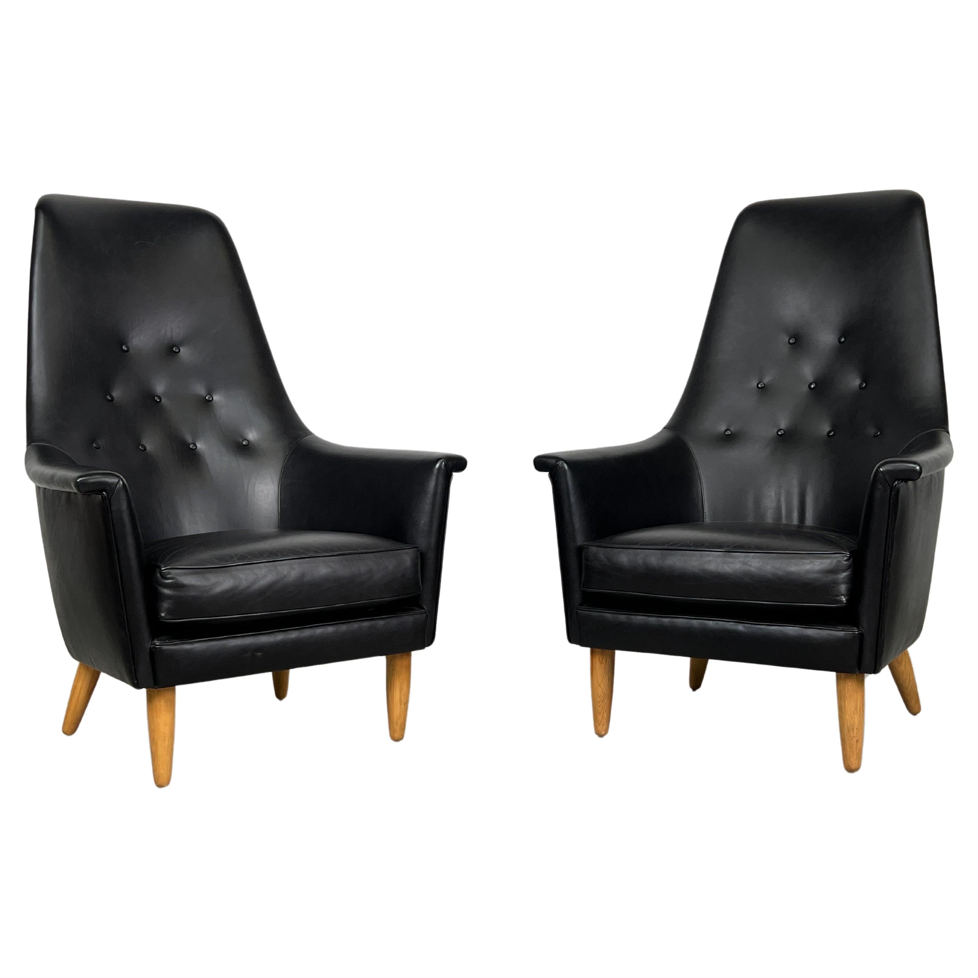 Paire de chaises longues à haut dossier en cuir attribuée à Ib Kofod-Larsen en vente