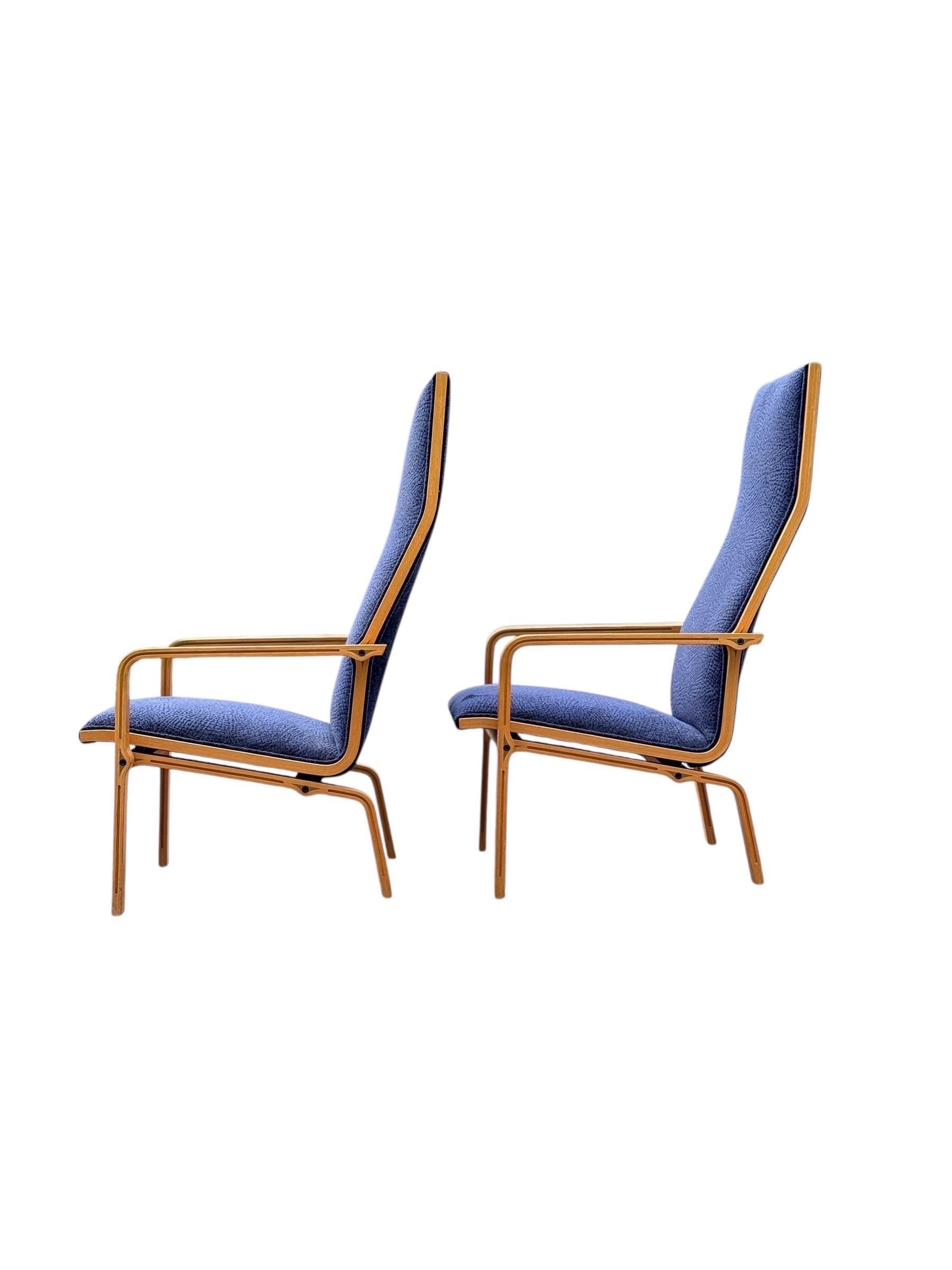 A stunning pair of sculptural high-back lounge chairs designed by Arne Jacobsen for Fritz Hansen. These chairs feature Jacobsen’s unmistakable blend of minimalist elegance and ergonomic comfort, with angular lines and a striking silhouette that