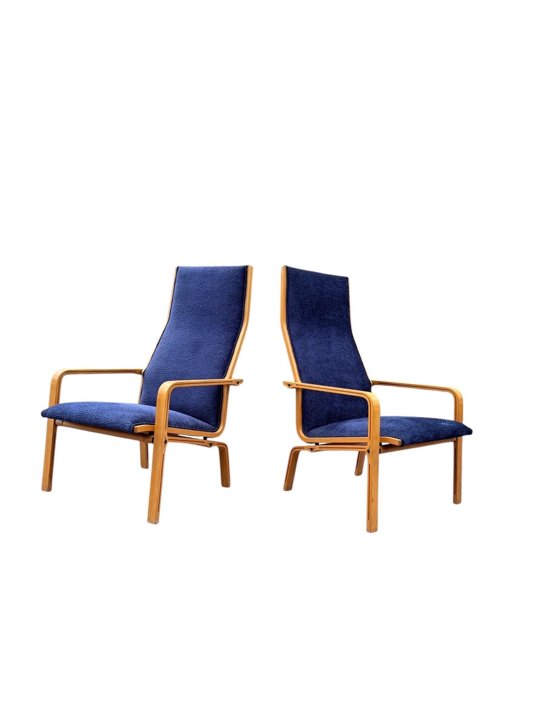 Pair of High-Back Lounge Chairs by Arne Jacobsen for Fritz Hansen In Good Condition For Sale In Brooklyn, NY