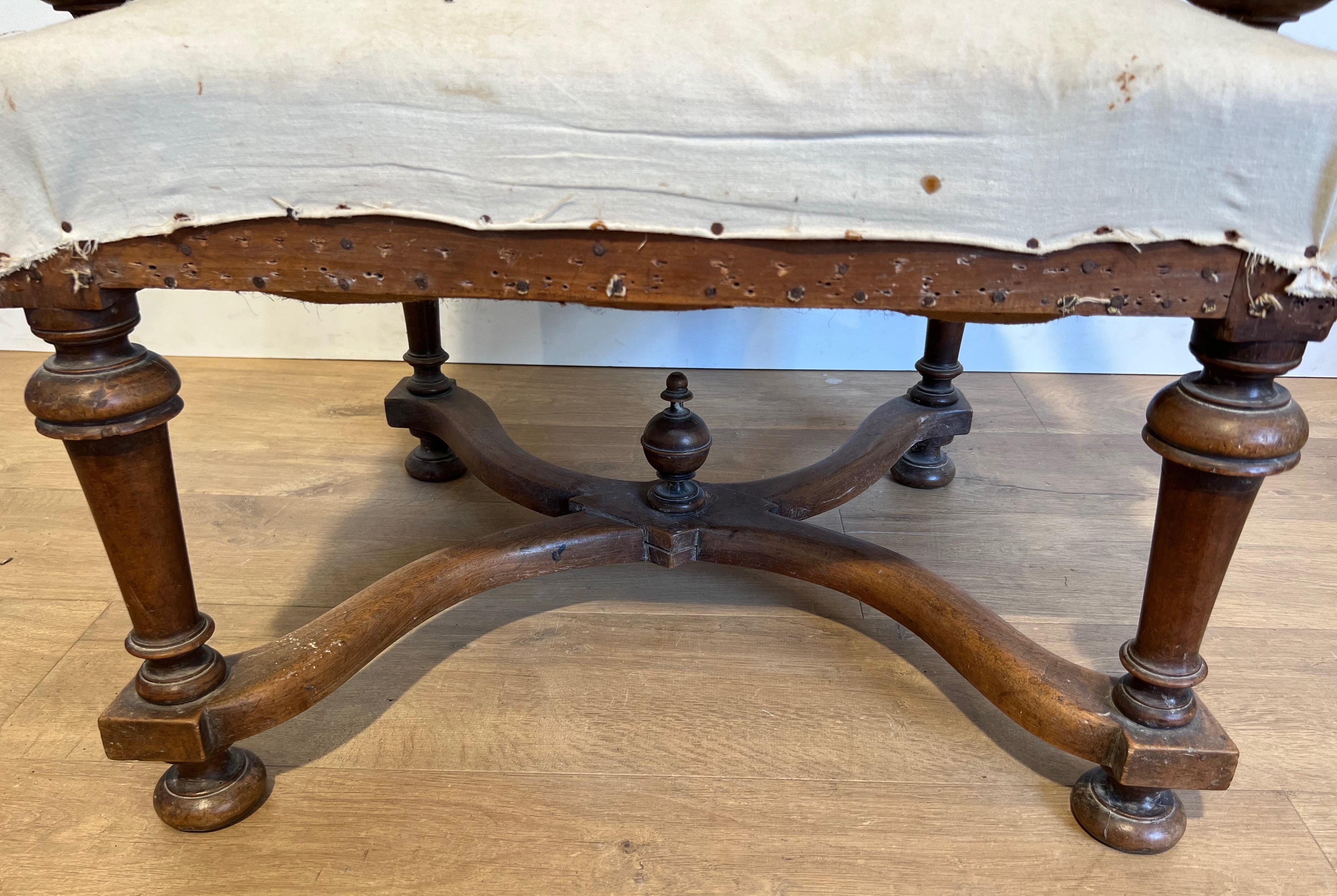 Paar Sessel mit hoher Rückenlehne aus Nussbaumholz im Stil von Louis XIII. im Angebot 4