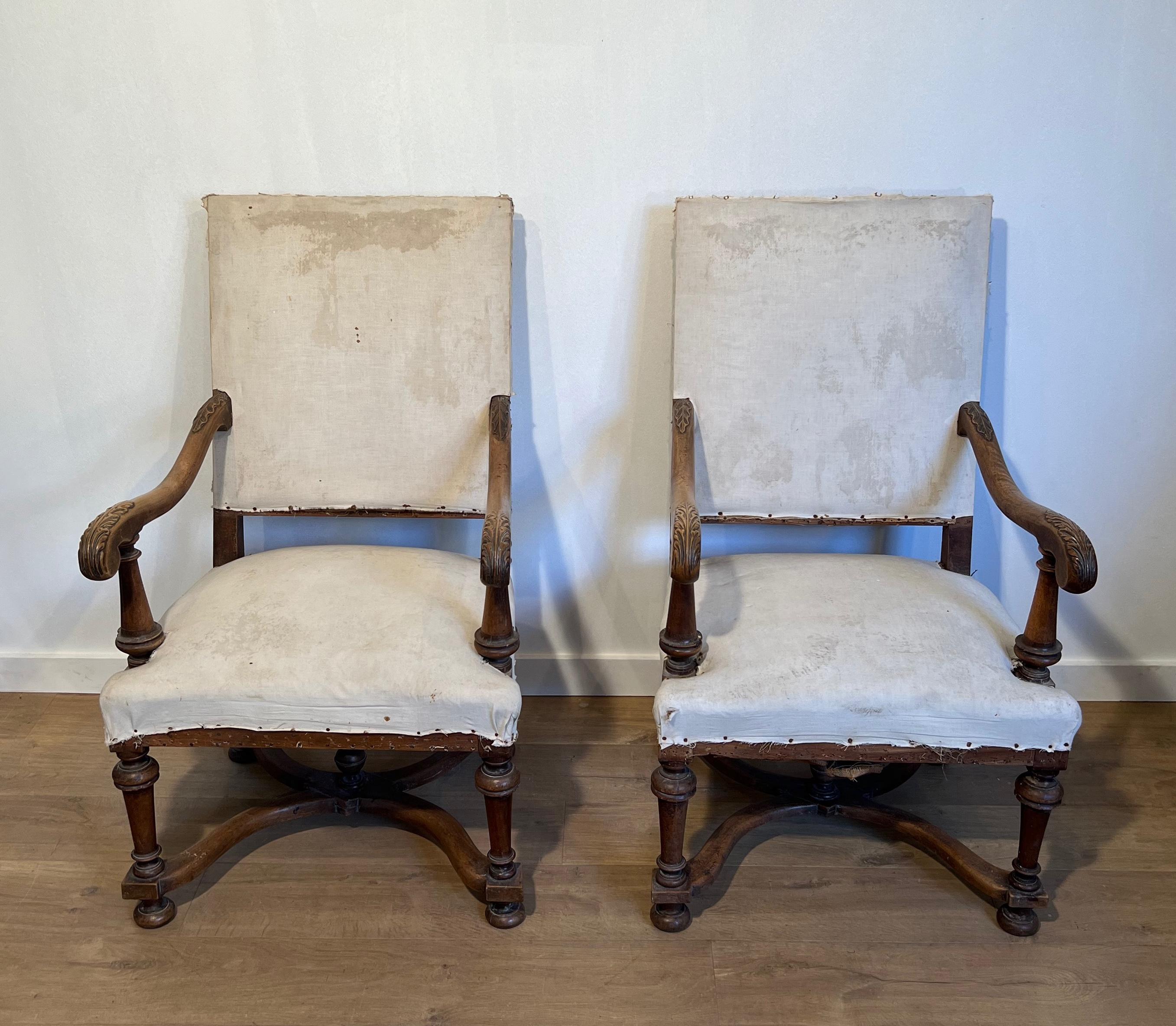 Paar Sessel mit hoher Rückenlehne aus Nussbaumholz im Stil von Louis XIII. im Angebot 6