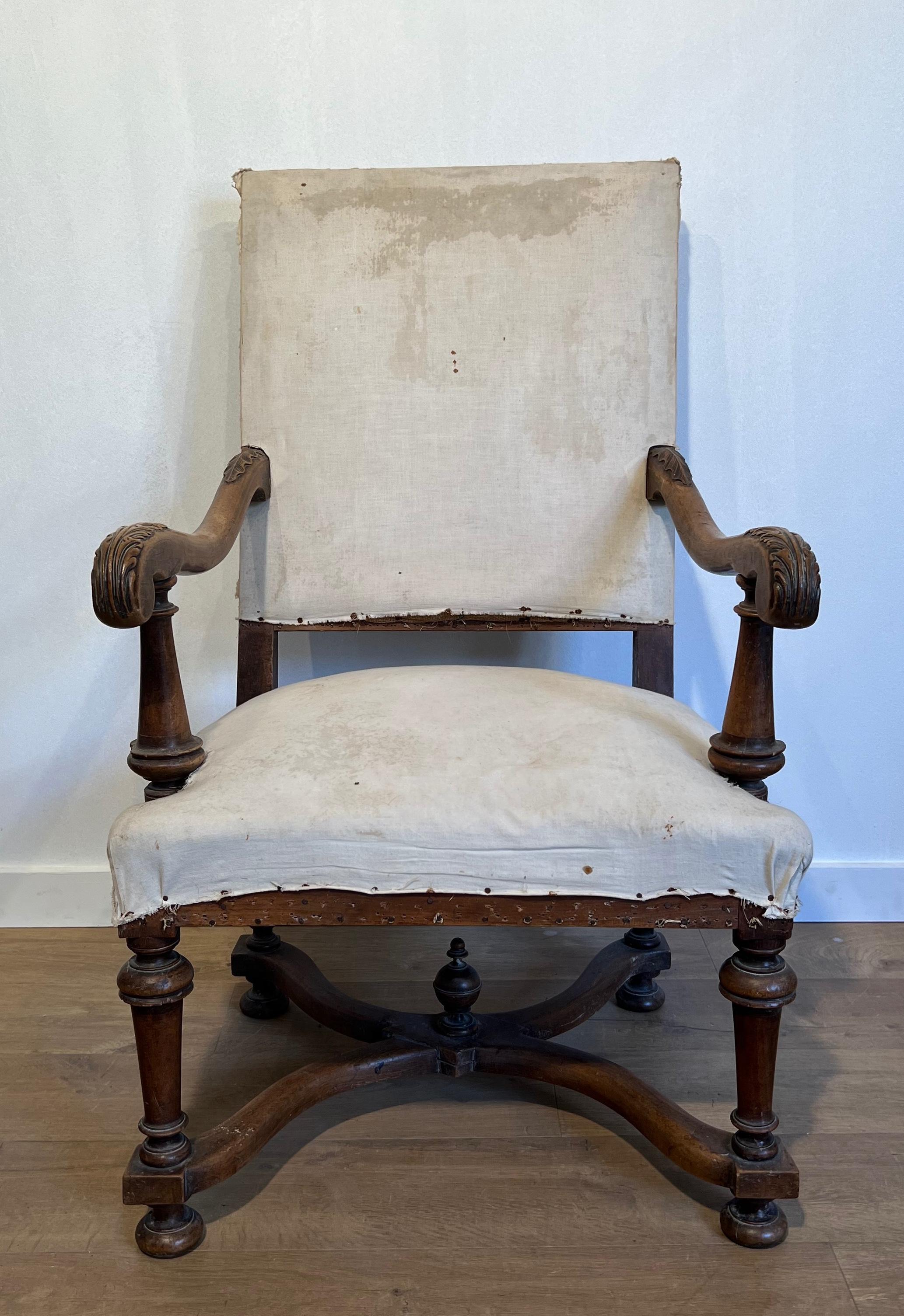Paar Sessel mit hoher Rückenlehne aus Nussbaumholz im Stil von Louis XIII. im Angebot 7