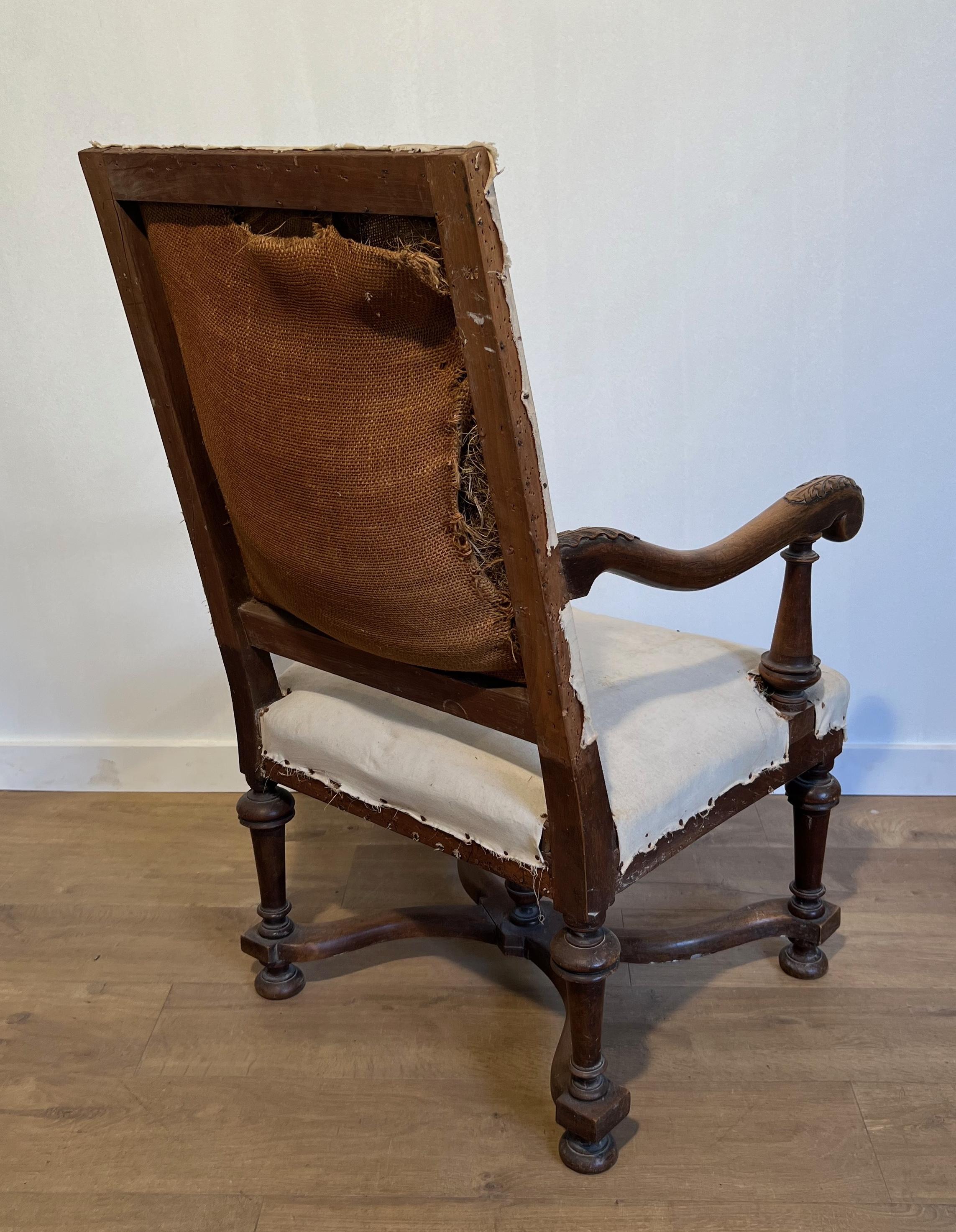 Paar Sessel mit hoher Rückenlehne aus Nussbaumholz im Stil von Louis XIII. im Angebot 9