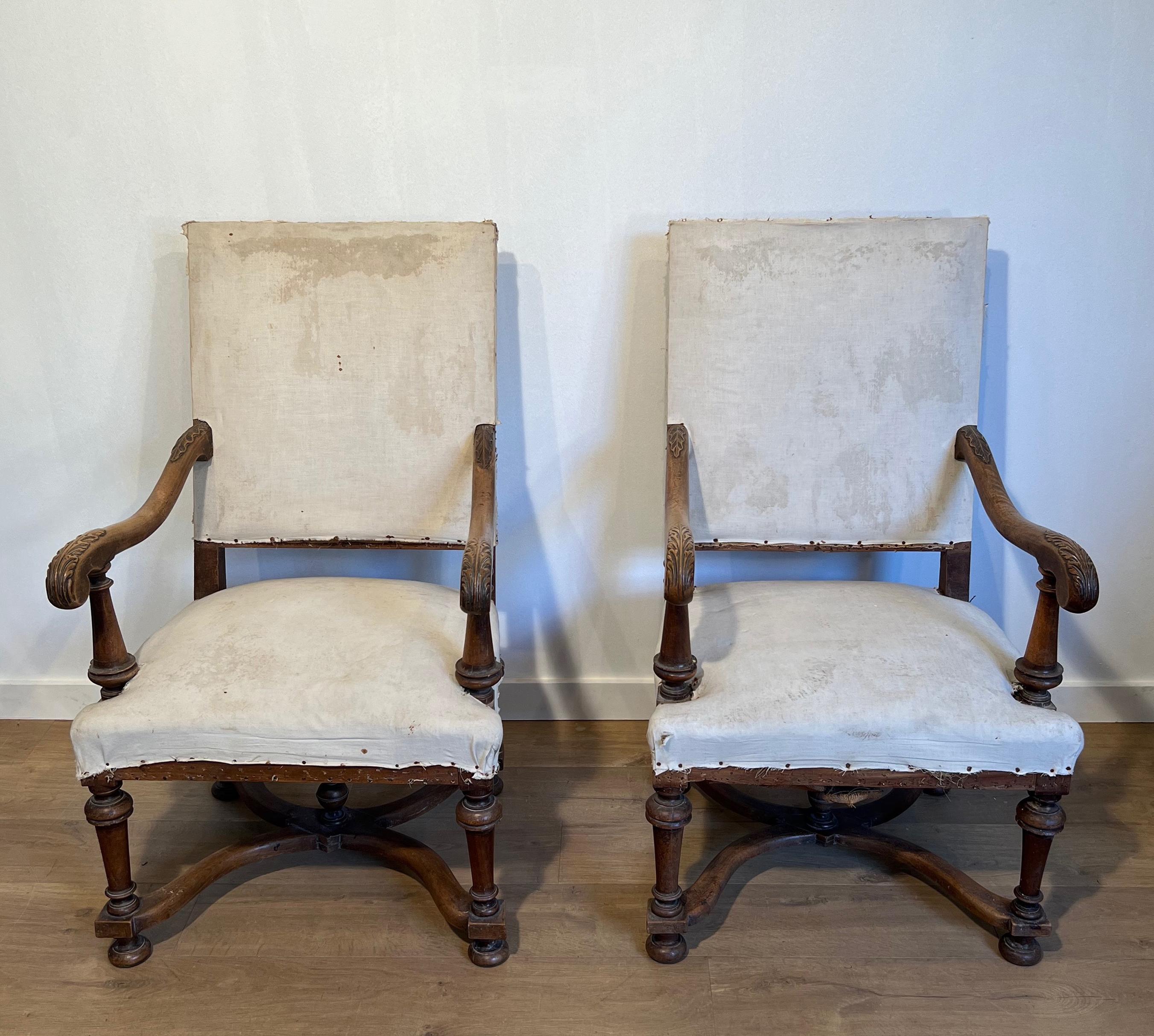 Dieses schöne Paar Sessel mit hoher Rückenlehne ist aus Nussbaumholz gefertigt. Es handelt sich um ein französisches Werk im Stil von Ludwig XIII. Um 1880.
