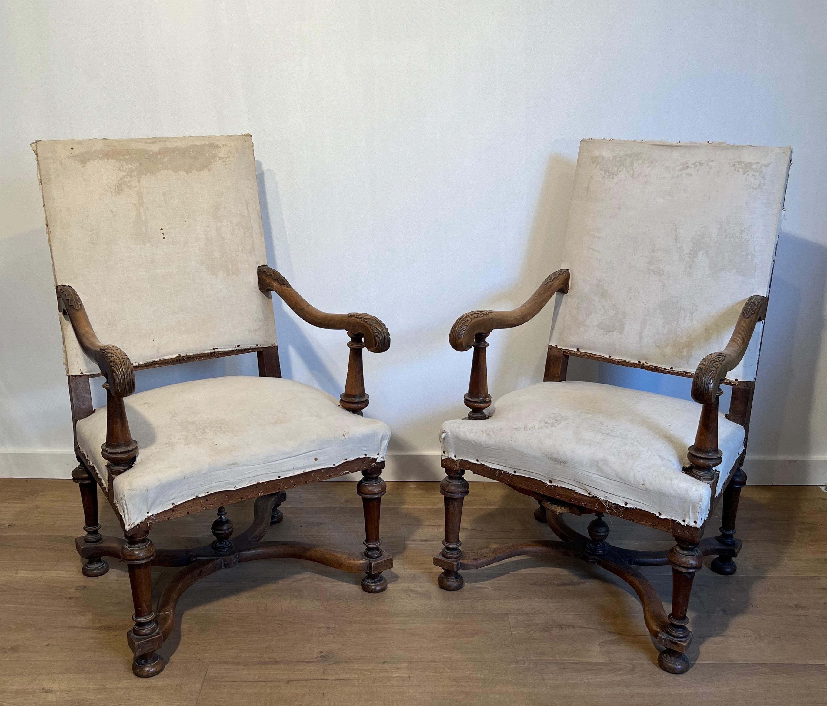 Paar Sessel mit hoher Rückenlehne aus Nussbaumholz im Stil von Louis XIII. im Angebot 14