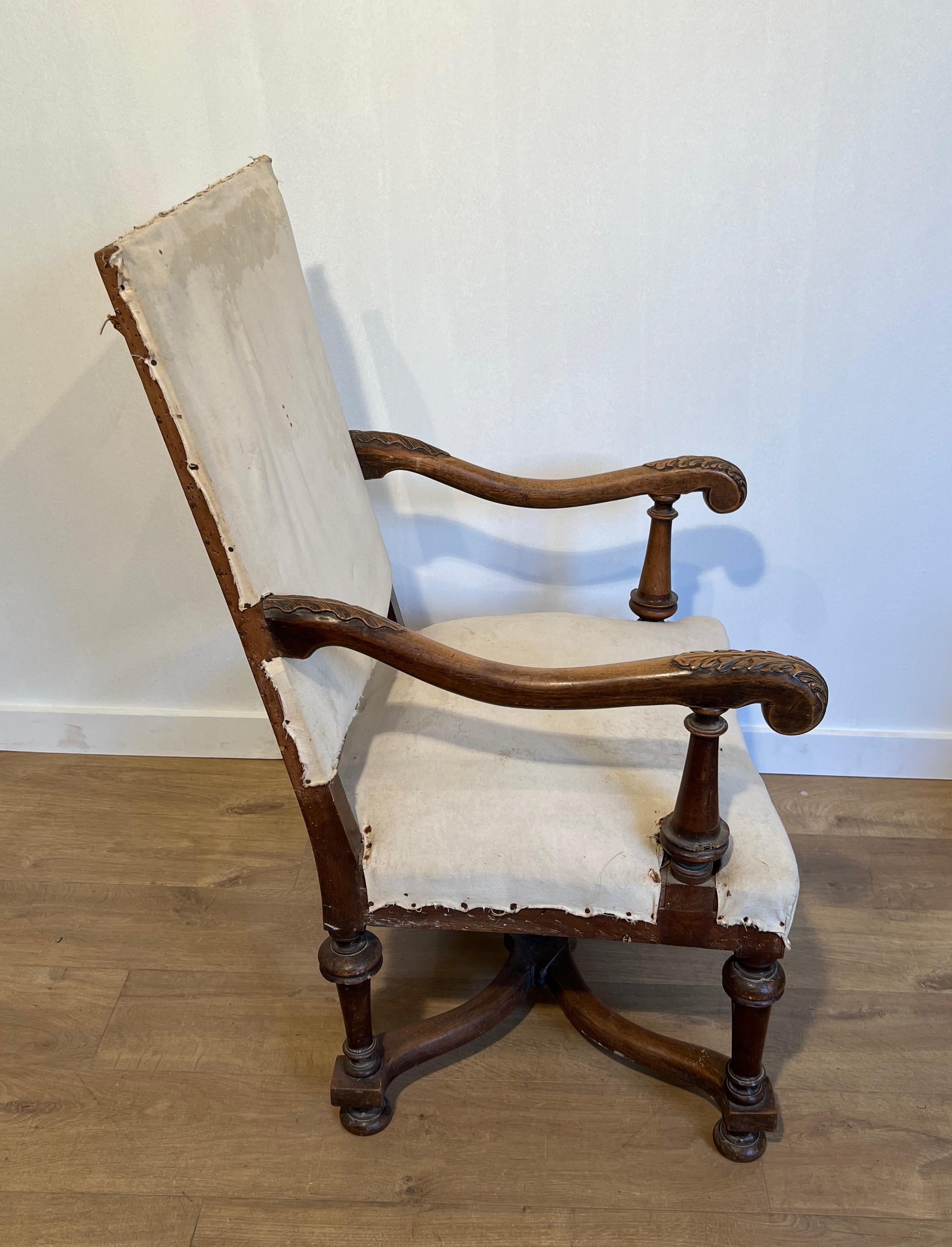 Paar Sessel mit hoher Rückenlehne aus Nussbaumholz im Stil von Louis XIII. im Angebot 1