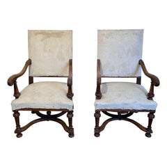 Paire de fauteuils à haut dossier en noyer de style Louis XIII