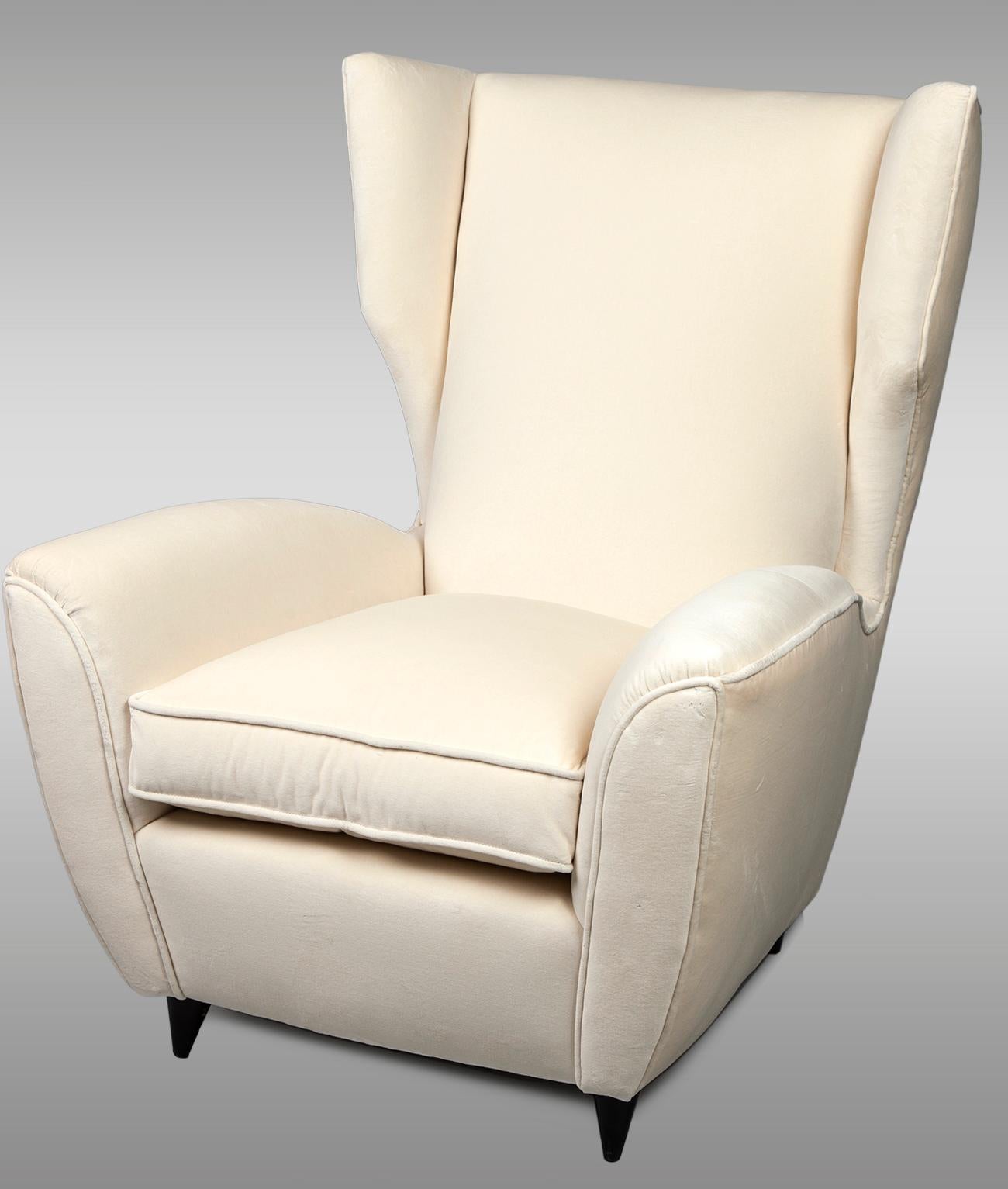 Zwei italienische Sessel mit hoher Rückenlehne von Melchiorre BEGA mit auffallend modernen Linien.
Bezogen mit elfenbeinfarbenem Samt,
um 1950.