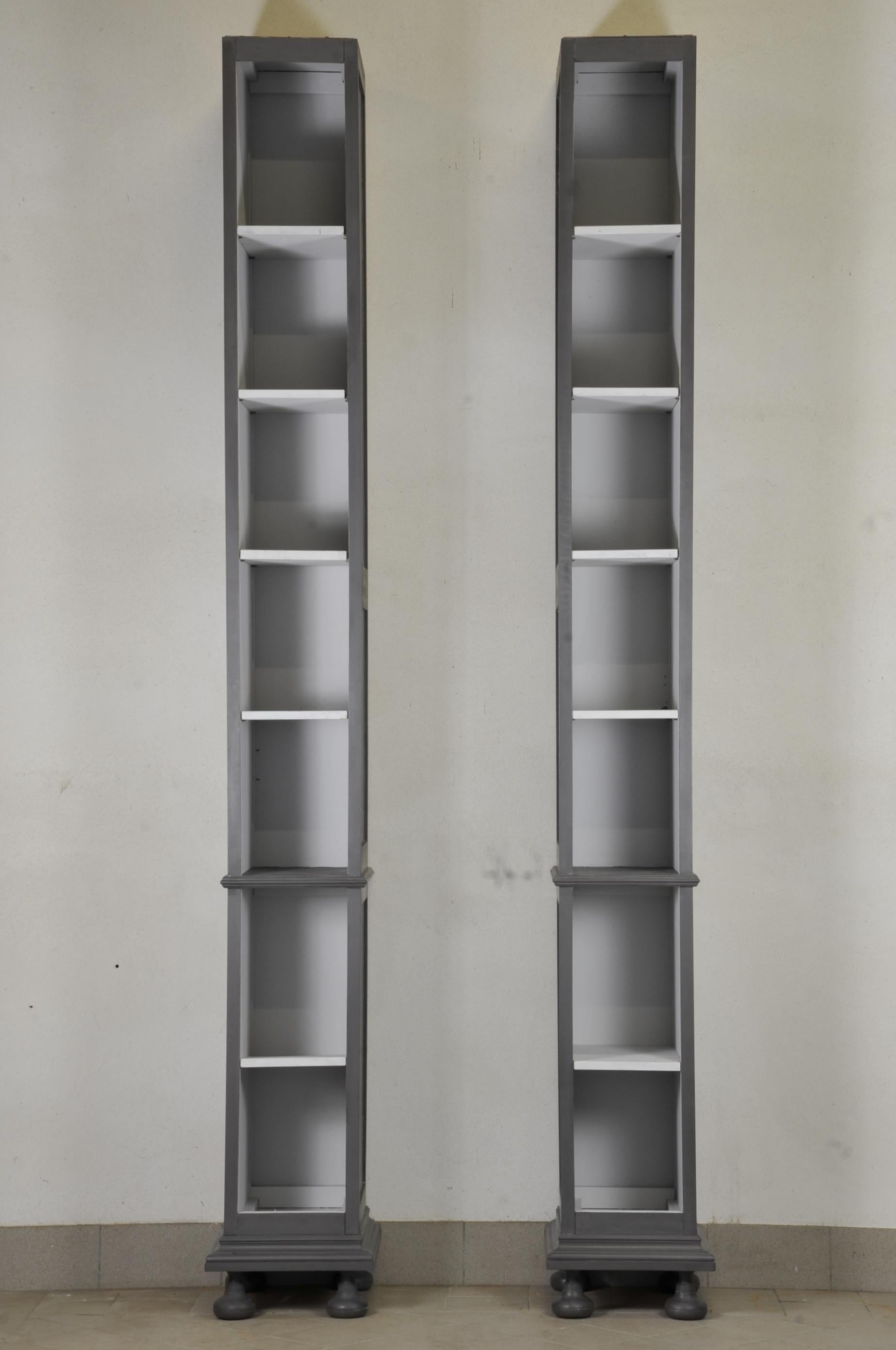 Astonishing pair of bookcases or presentation columns with totally atypical dimensions made of ash gray patinated wood, light gray painted interiors, four cheese legs.

Craftsmanship from the 1960s made for the private mansion of a Bordeaux