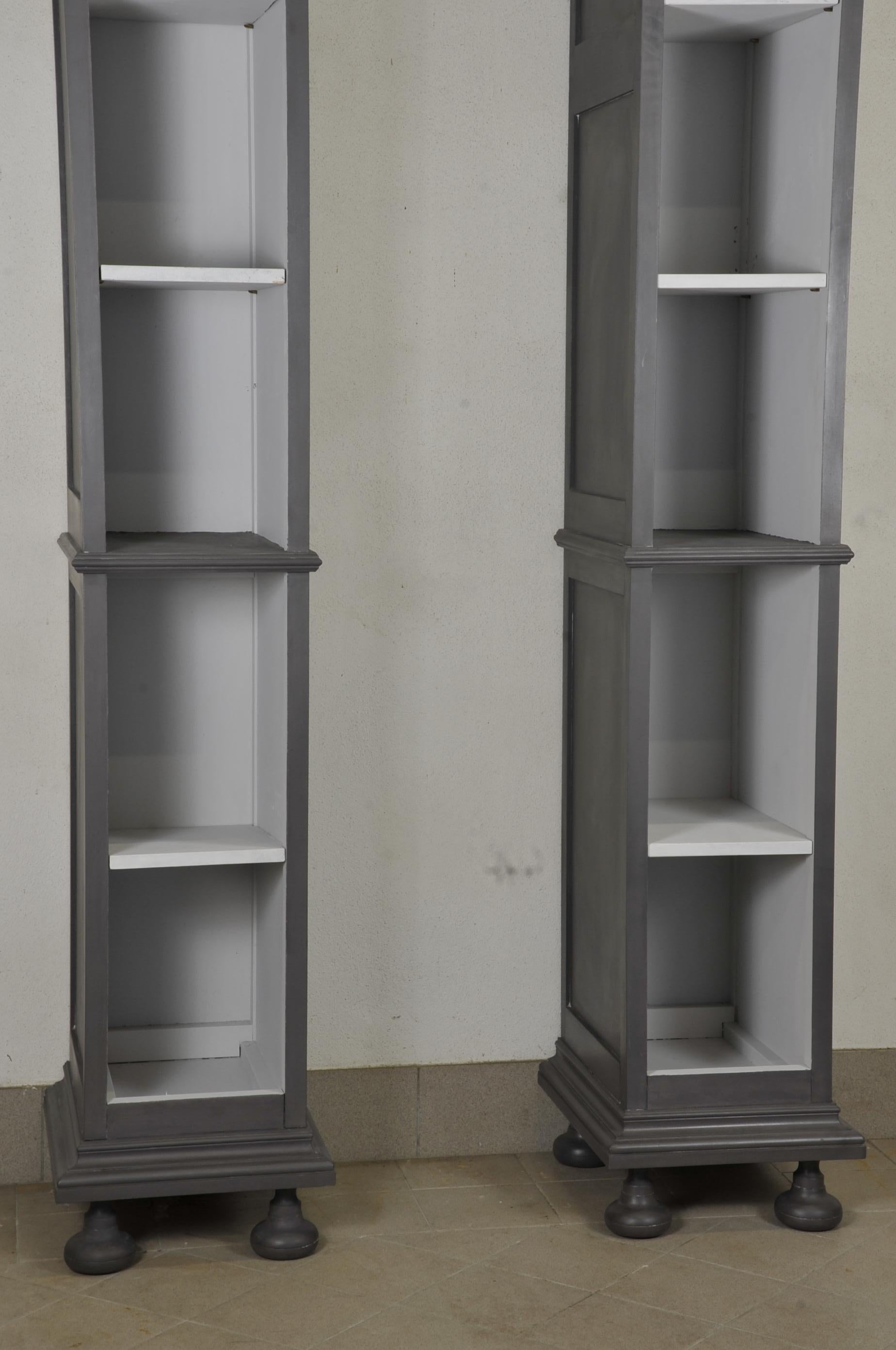 Lacquered Pair of High Columns Bookcases in Gray Patinated Wood For Sale