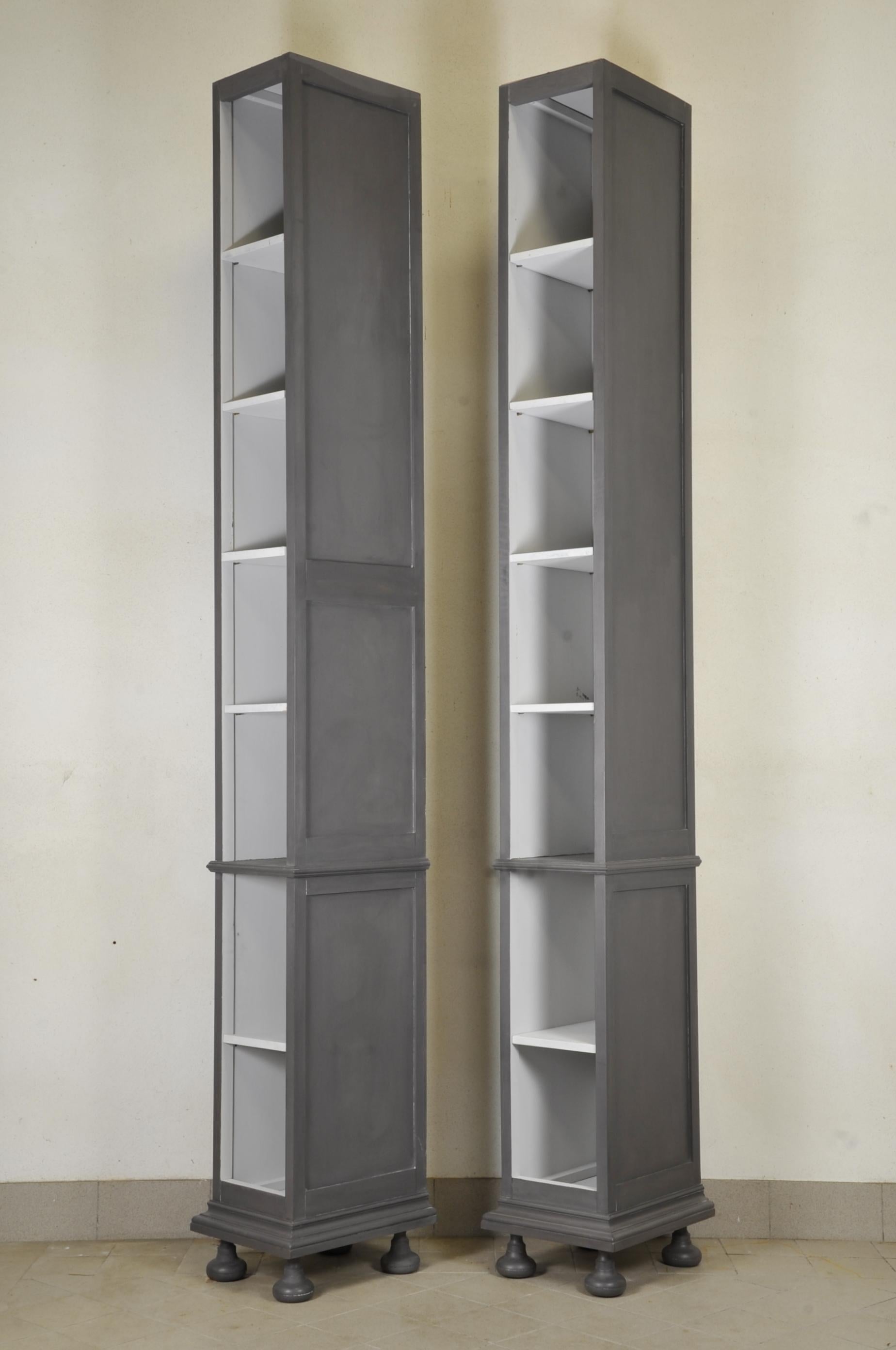 Pair of High Columns Bookcases in Gray Patinated Wood In Good Condition For Sale In BARSAC, FR