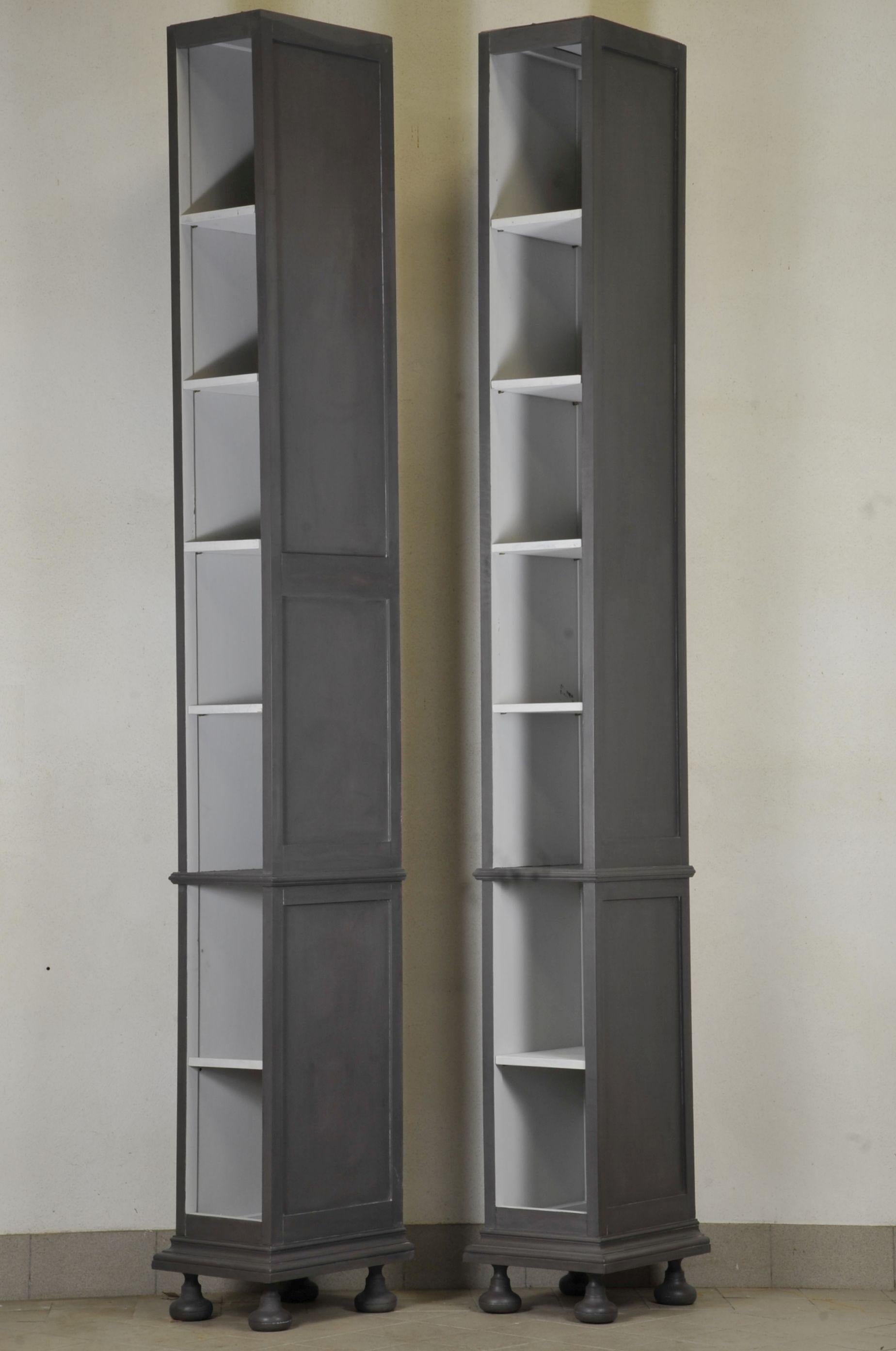 Ein Paar Bücherregale mit hohen Säulen aus grauem, patiniertem Holz im Angebot 2