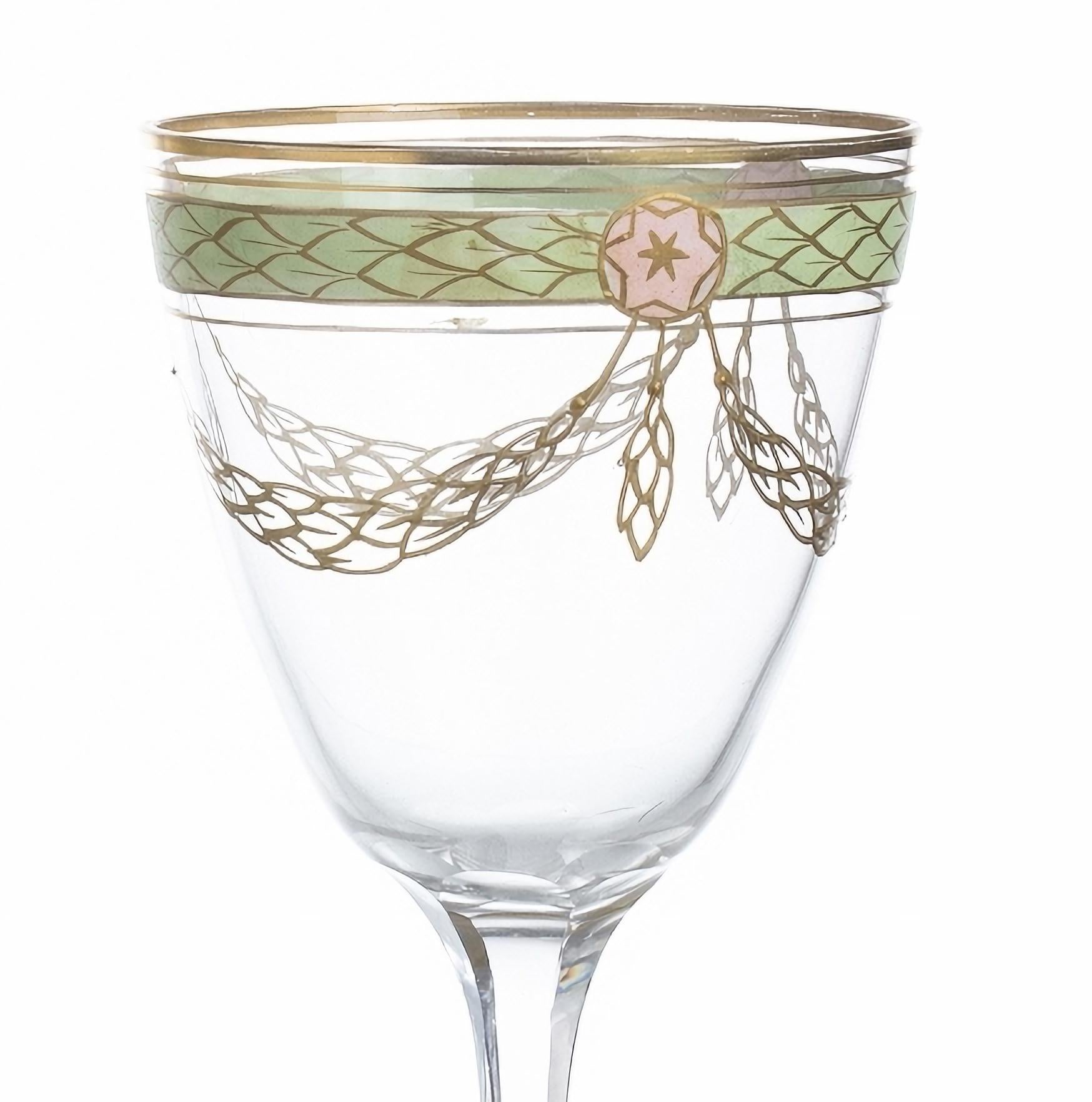 Pair of high French foot Art Deco cups.

French, from the beginning of the century. XX in crystal,
decorated in shades of golden green and pink.
Height: 20 cm.
Perfect conditions.