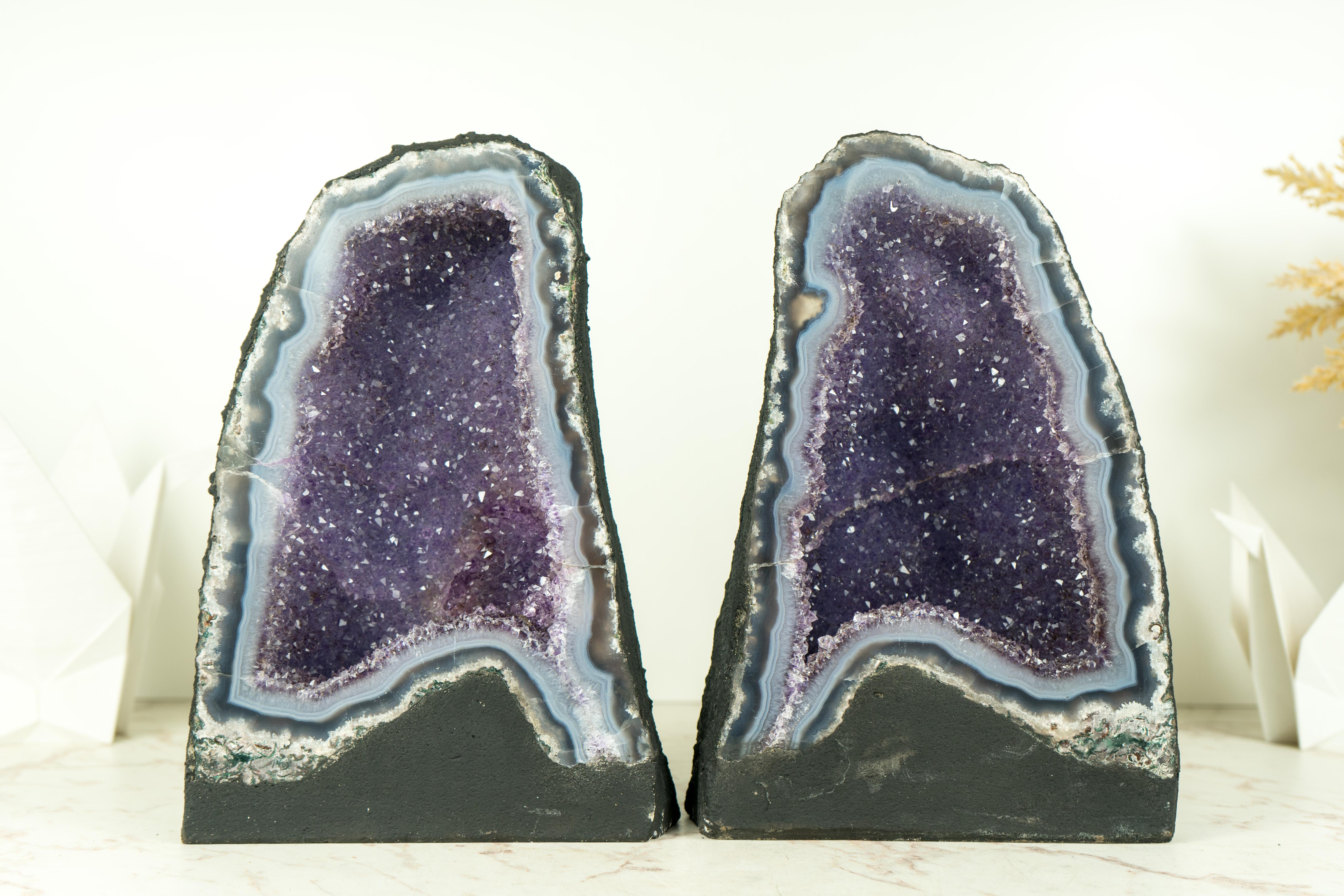 Pair of High-Grade Small Blue Lace Agate Geodes with Sparkly Lavender Amethyst In New Condition For Sale In Ametista Do Sul, BR