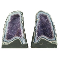 Ein Paar hochgraue kleine blaue Spitzen-Achat-Geodes aus Achat mit funkelndem lavendelfarbenem Amethyst und Amethyst