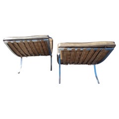 Paire de chaises longues Barcelona de haute qualité avec sièges en vinyle Naughahyde Brown