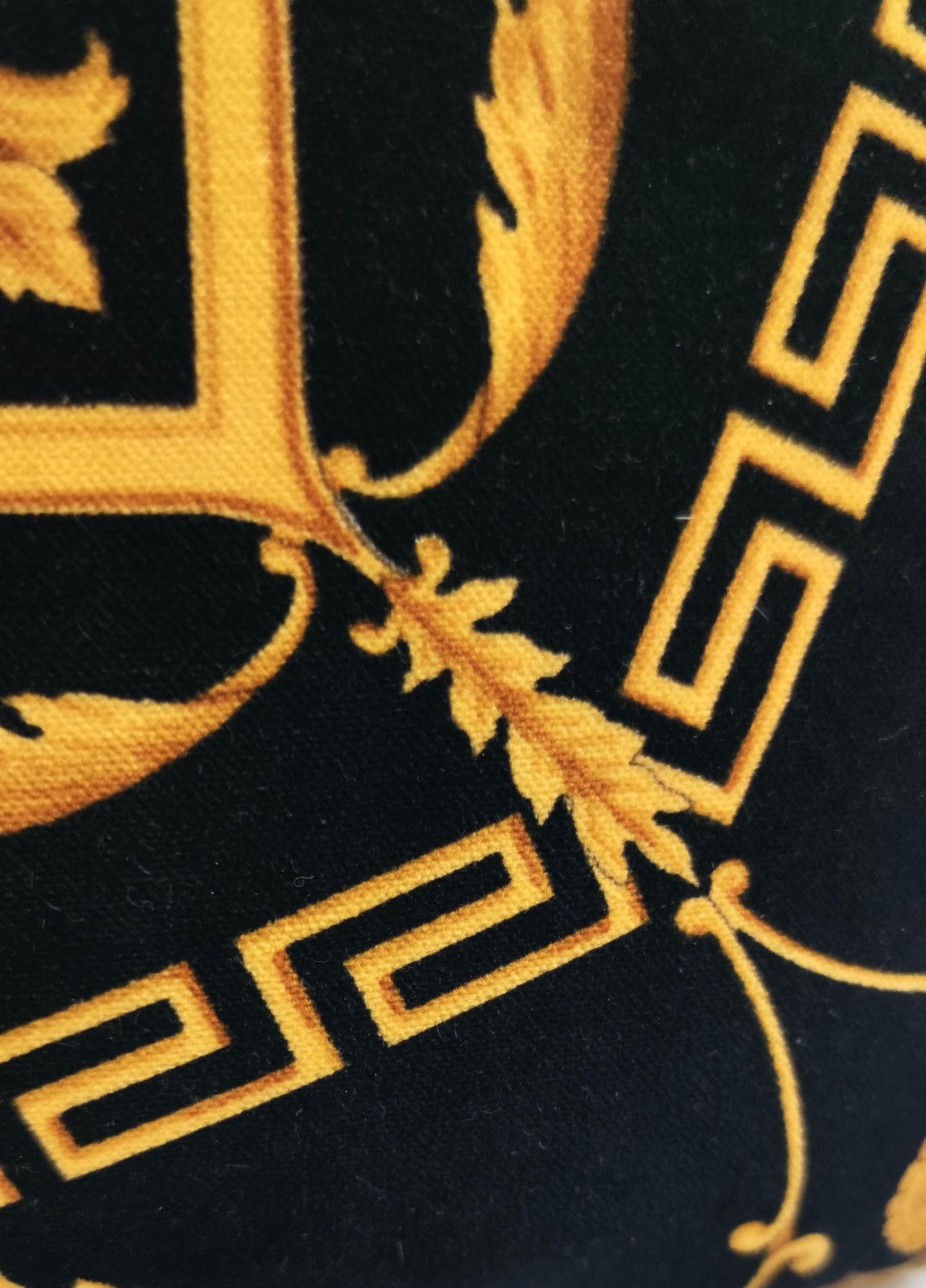 Coppia di cuscini neri di alta qualità di Gianni Versace, Italia, anni '80-'90 in vendita 4
