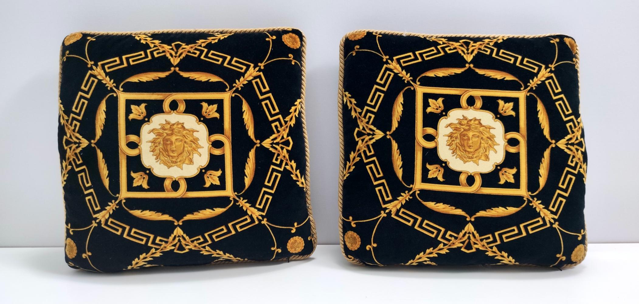 Prodotto in Italia. 
Questi cuscini sono caratterizzati da un'imbottitura in gommapiuma di velluto di alta qualità, rivestita in tessuto con un suggestivo ed elegante motivo di La Maison Versace. 
Potrebbero presentare lievi tracce d'uso in quanto