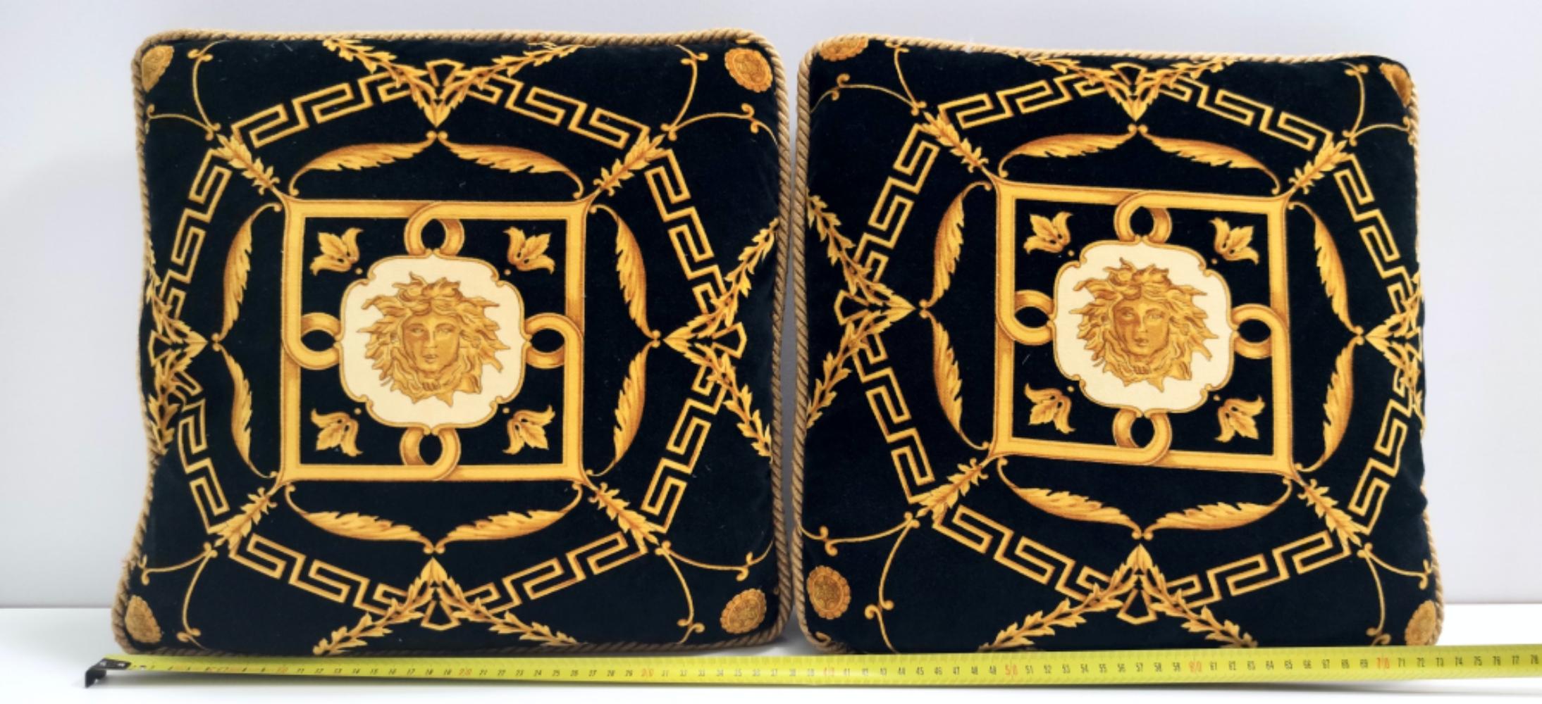 Italiano Coppia di cuscini neri di alta qualità di Gianni Versace, Italia, anni '80-'90 in vendita