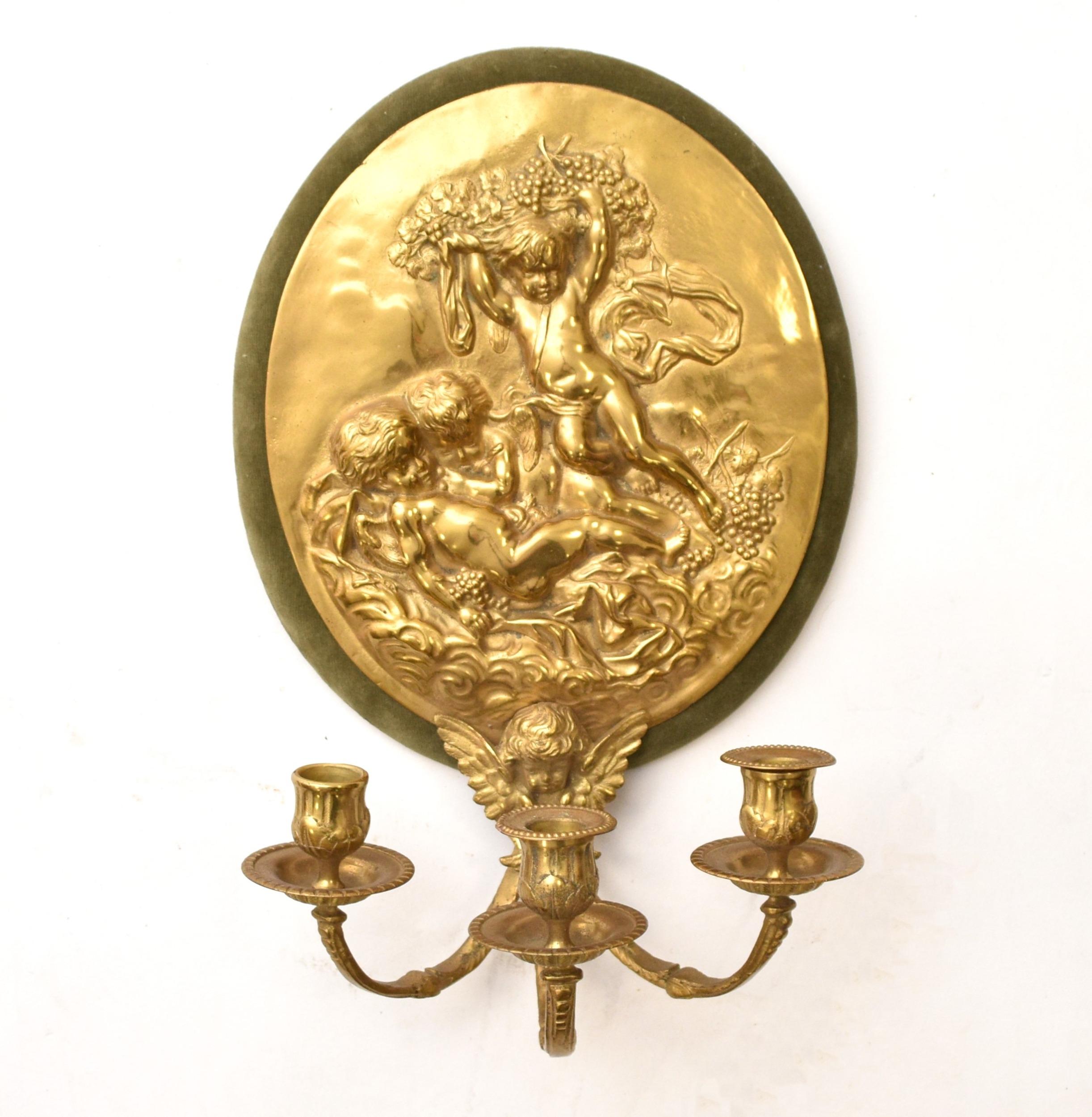 Pair of High Relief Cast Brass Playful Putti Wall Light Sconces In Good Condition For Sale In Nottingham, GB