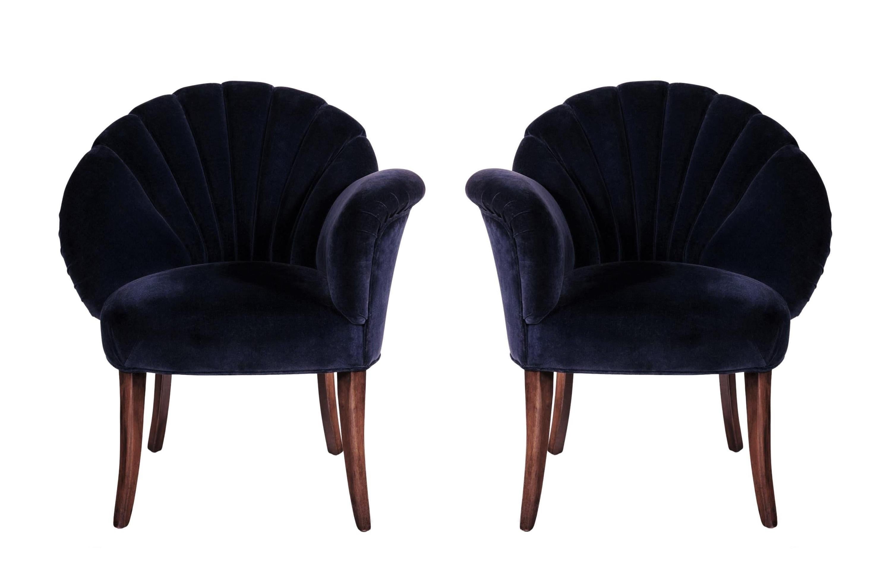 Un spectacle à voir ! Ces superbes chaises asymétriques illustrent le glamour de l'ère hollywoodienne. Les formes épurées et rationalisées caractéristiques de l'Art déco encouragent l'œil à glisser le long du contour lisse et ininterrompu du design.