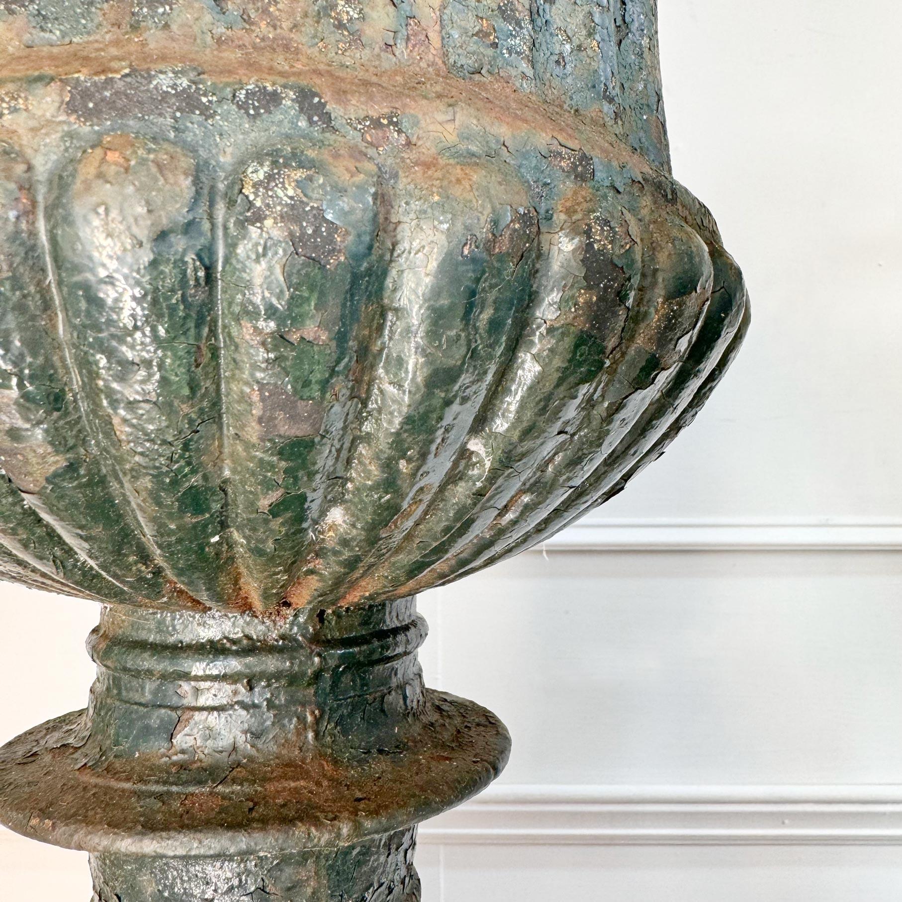 Moulage Paire d'urnes Campana en fonte de l'époque victorienne sur socle en vente
