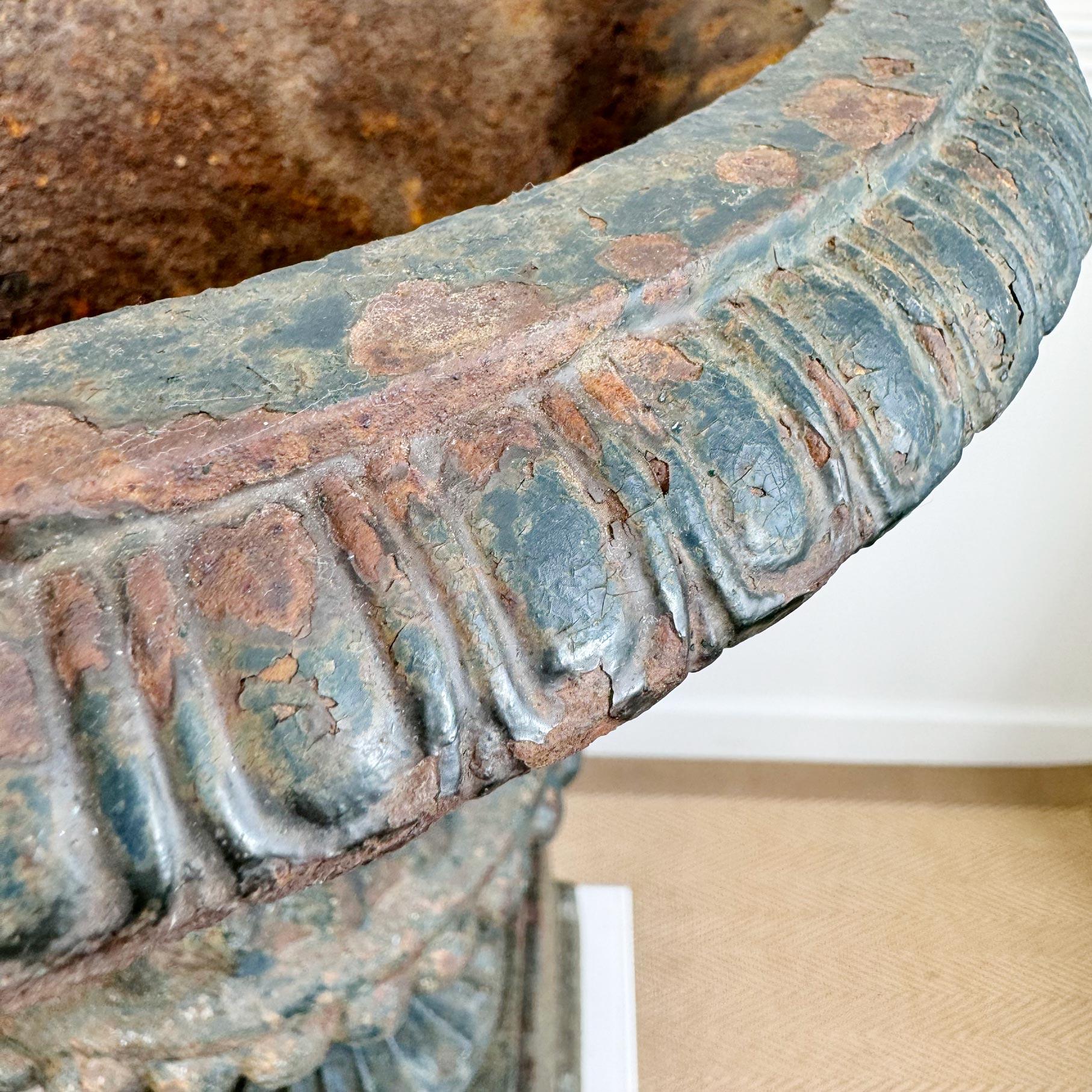 Fin du XIXe siècle Paire d'urnes Campana en fonte de l'époque victorienne sur socle en vente