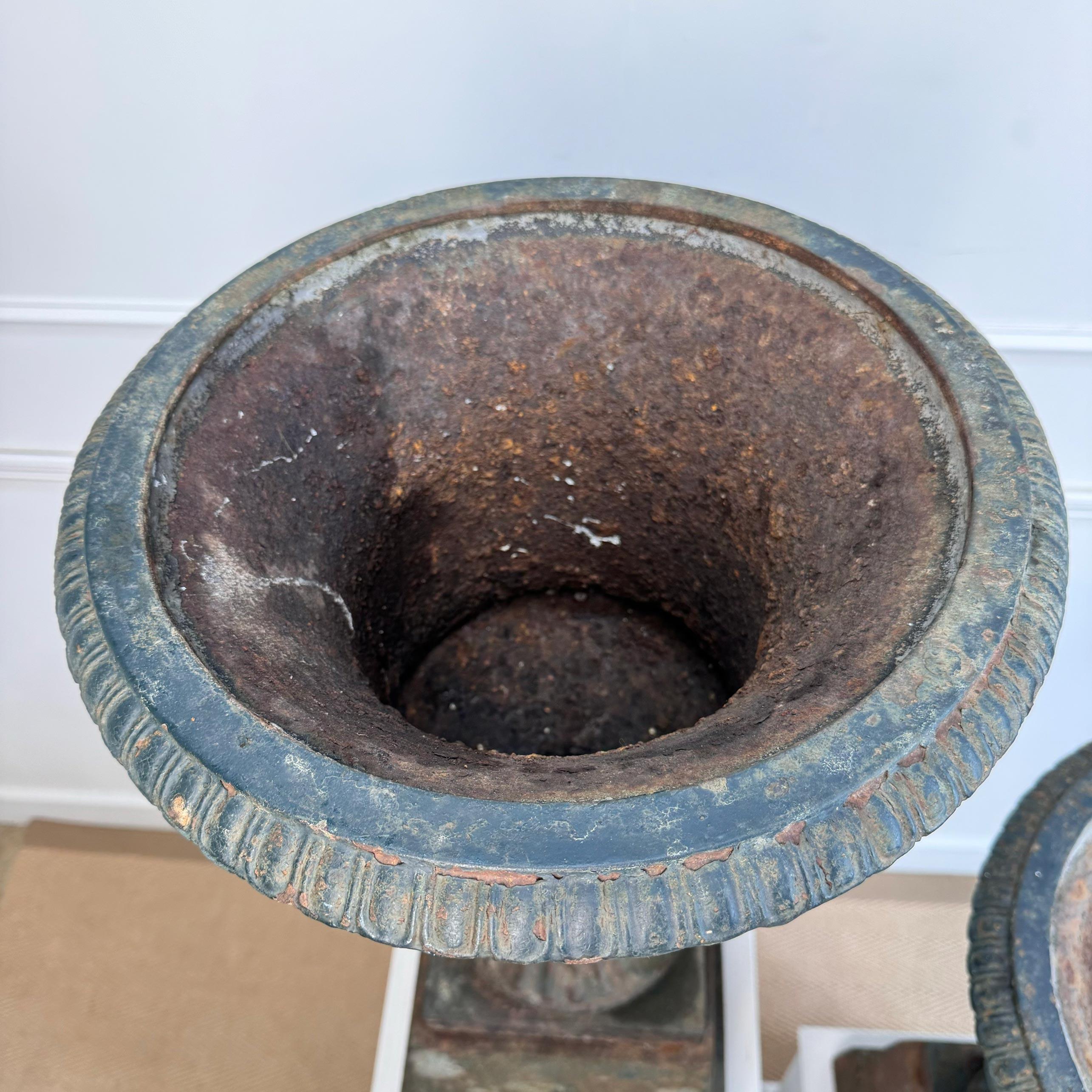 Paire d'urnes Campana en fonte de l'époque victorienne sur socle en vente 1