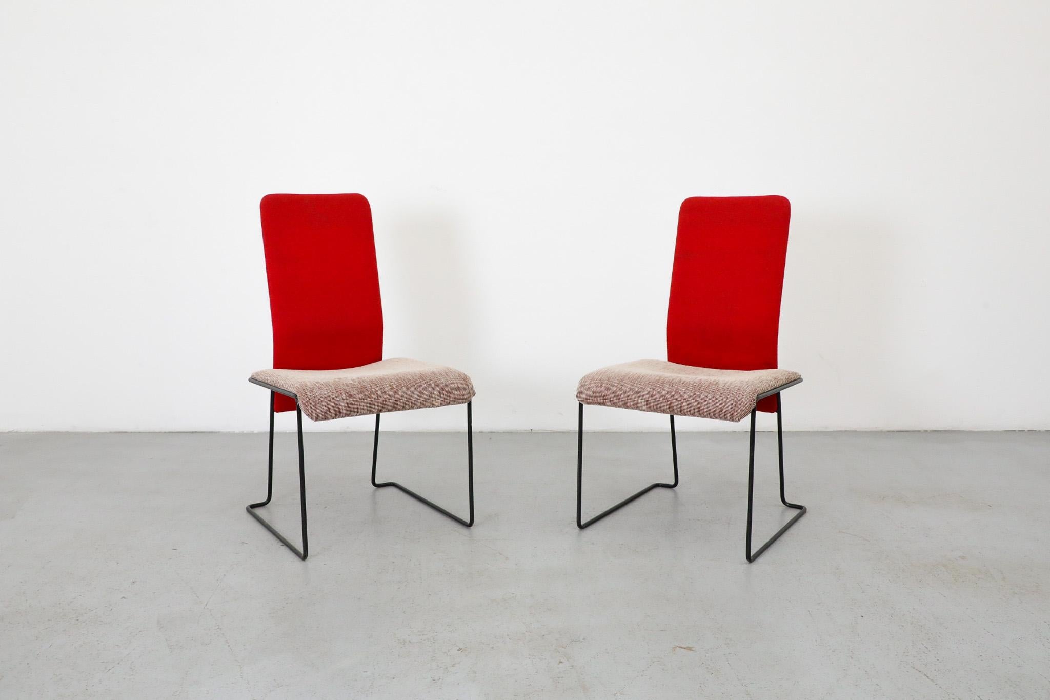 Paire de chaises de salle à manger à haut dossier, tapissées en rouge, avec des cadres en fil de fer émaillé noir, par Walter Antoni pour Hennie de Jong International Collections, 1980. Initialement conçues et commercialisées en tant que chaises de