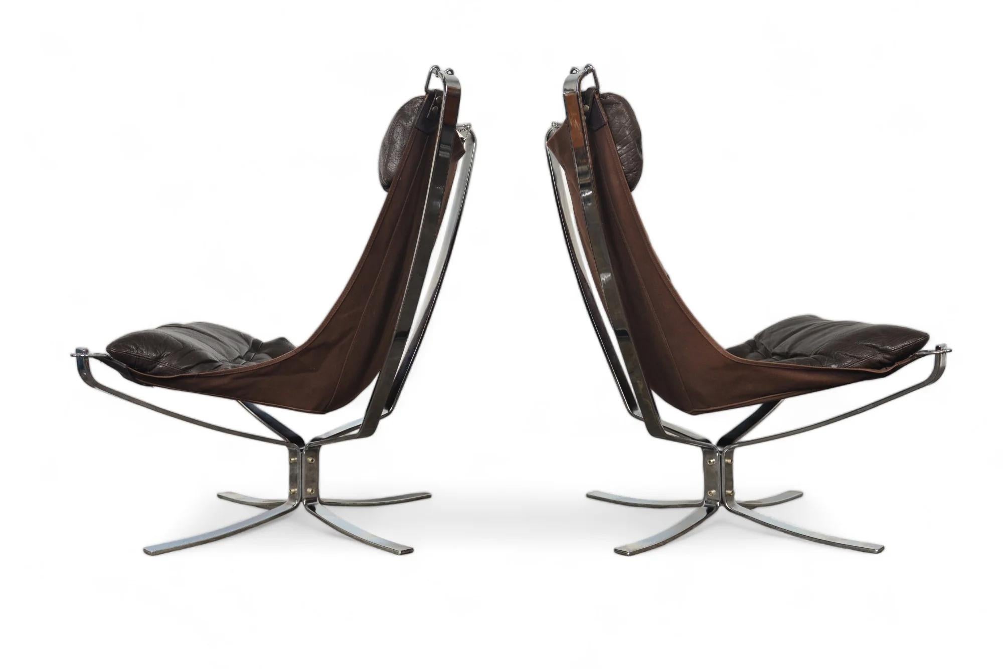 20ième siècle Paire de chaises longues Falcon à haut dossier + pouf en chrome en vente