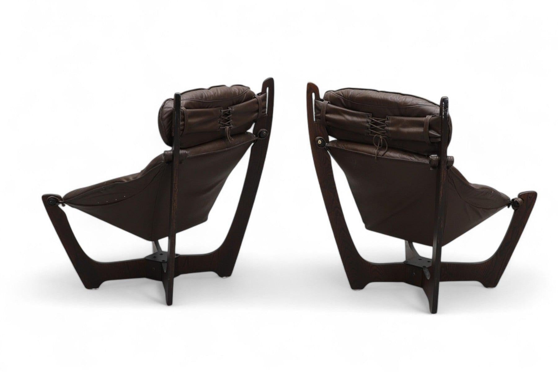 Origine : Norvège
Concepteur : Odd Knutsen
Fabricant : Hjellegjerde
Époque : 1970
Matériaux : Cuir
Dimensions : 29,5″ de largeur x 30″ de profondeur x 37,5″ de hauteur ; Hauteur du siège 18