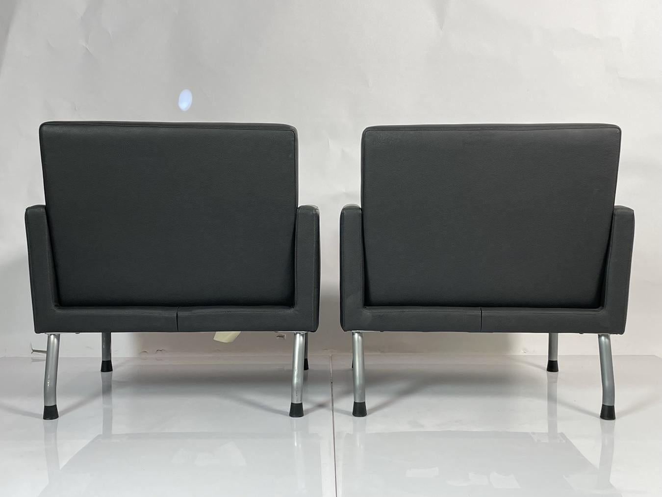Moderne Paire de fauteuils de salon à dossier haut de gamme par Brayton International en vente