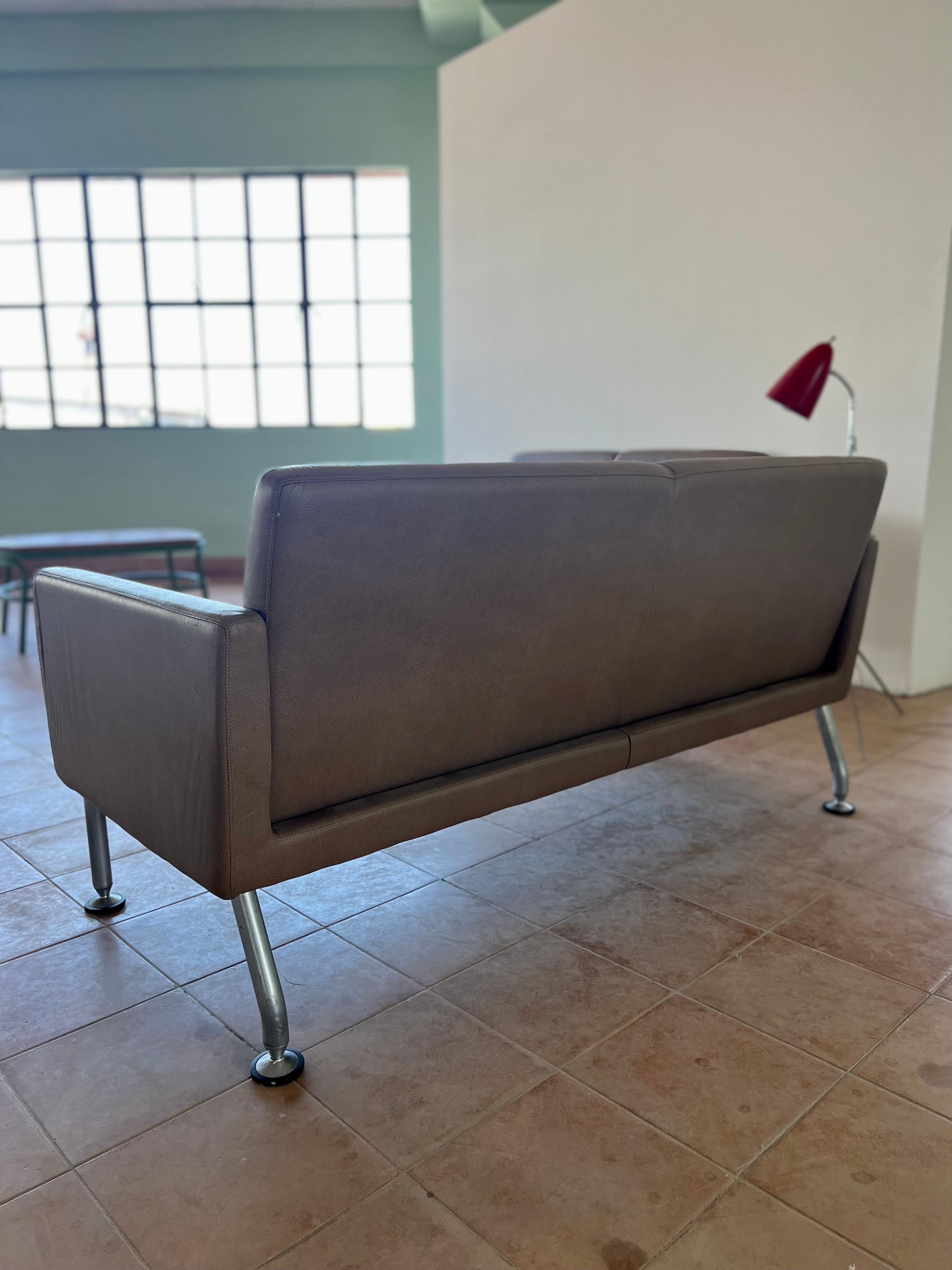 Zweisitziges Sofa mit hoher Rückenlehne und Fußgängerrückenlehne von Brayton International (amerikanisch) im Angebot
