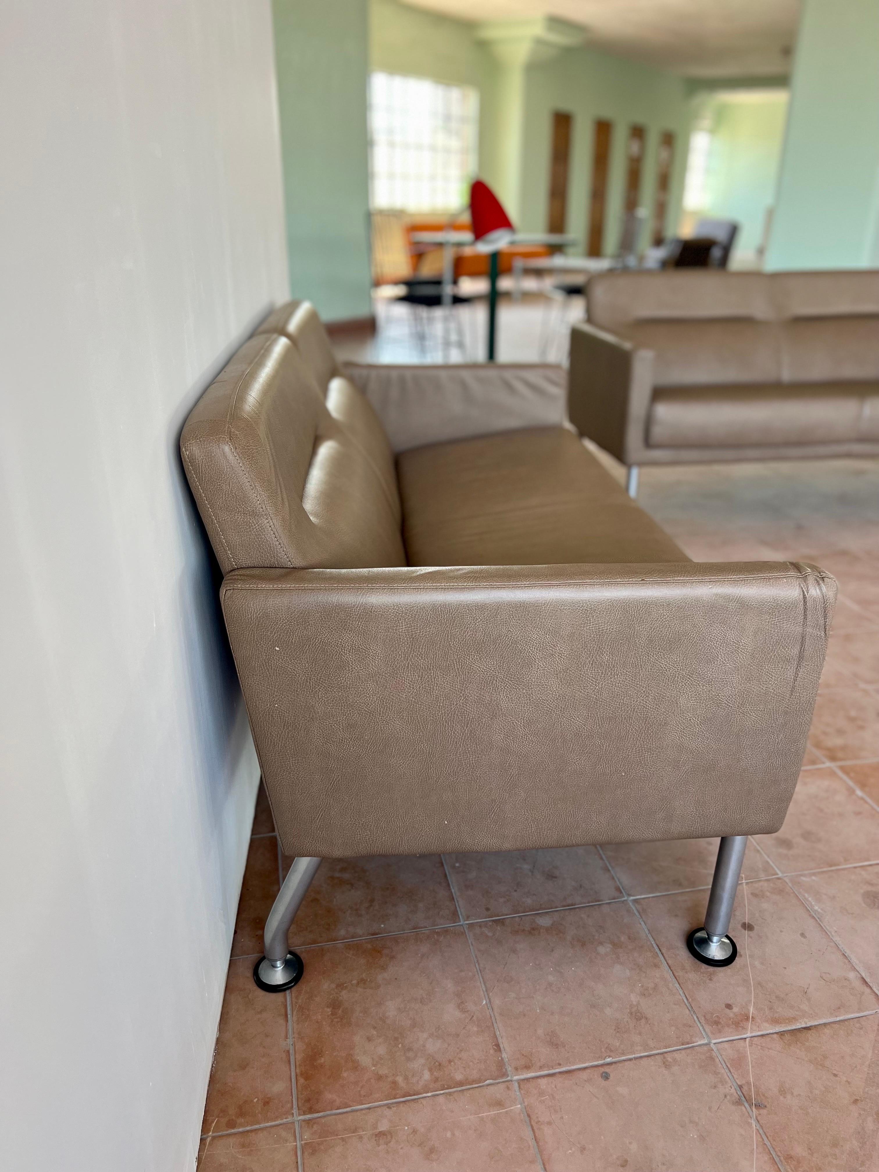 Zweisitziges Sofa mit hoher Rückenlehne und Fußgängerrückenlehne von Brayton International (Kunstleder) im Angebot