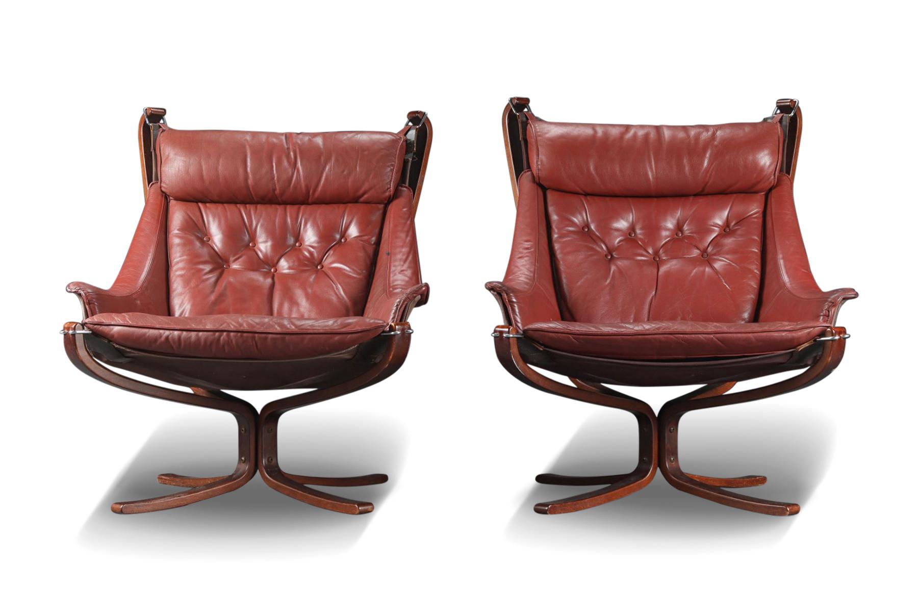 Mid-Century Modern Pair of Highback Winged Falcon Chairs with Ottomans in Rust Leather