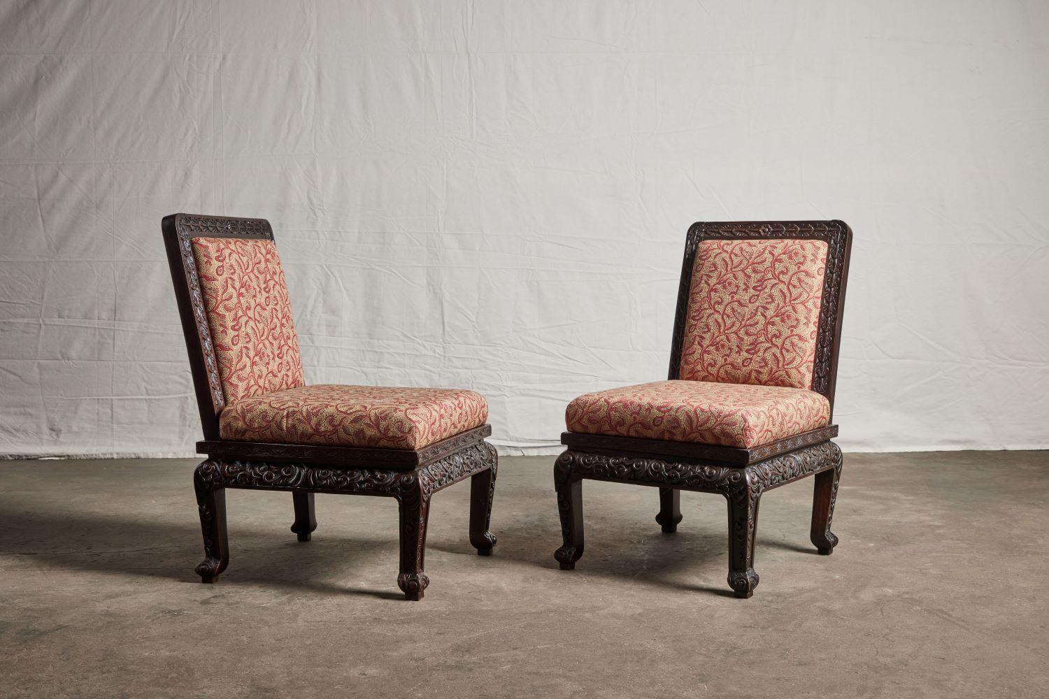 Paar hochgeschnitzte asiatische Sessel ohne Armlehne mit Schnitzerei (Viktorianisch) im Angebot