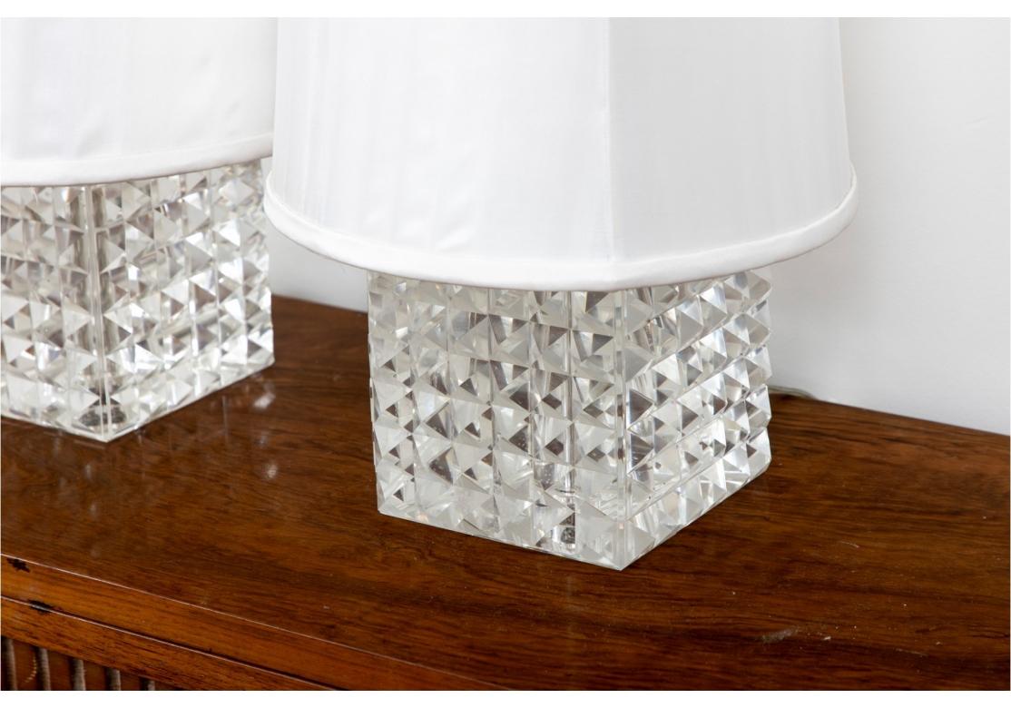 Paar sehr dekorative Tischlampen aus geschliffenem Kristall  (20. Jahrhundert) im Angebot