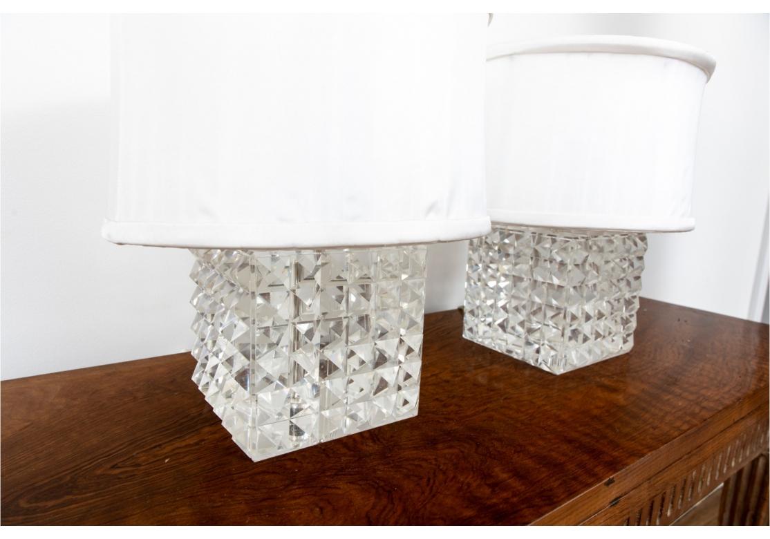 Paar sehr dekorative Tischlampen aus geschliffenem Kristall  im Angebot 2