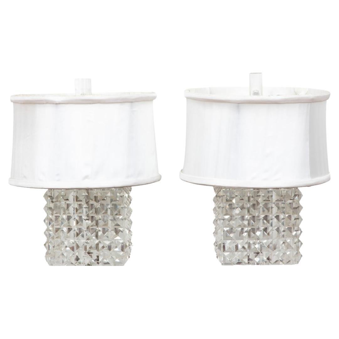 Paar sehr dekorative Tischlampen aus geschliffenem Kristall  im Angebot
