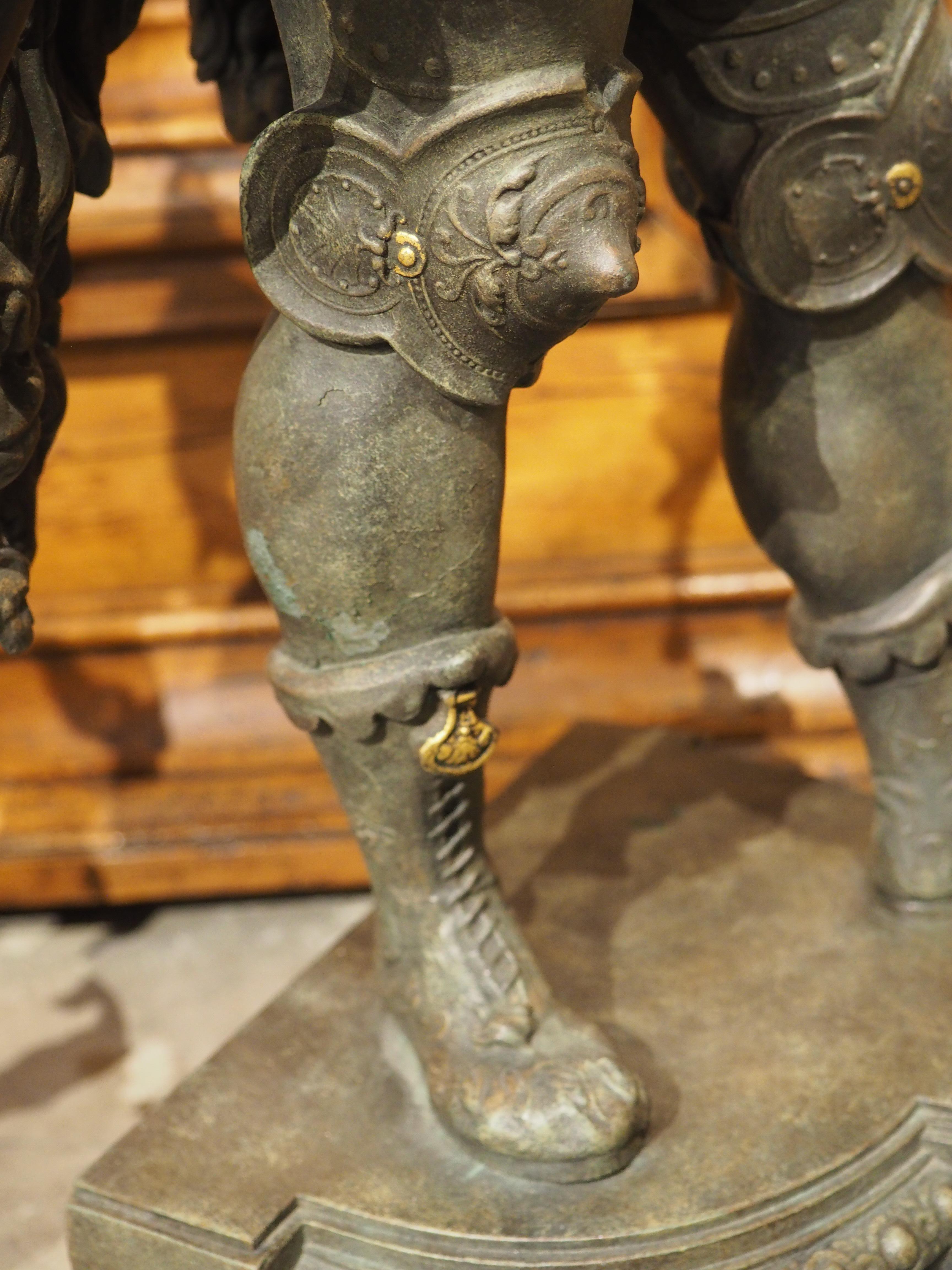 Paire de figurines militaires anciennes moulées très détaillées avec accents dorés en vente 6